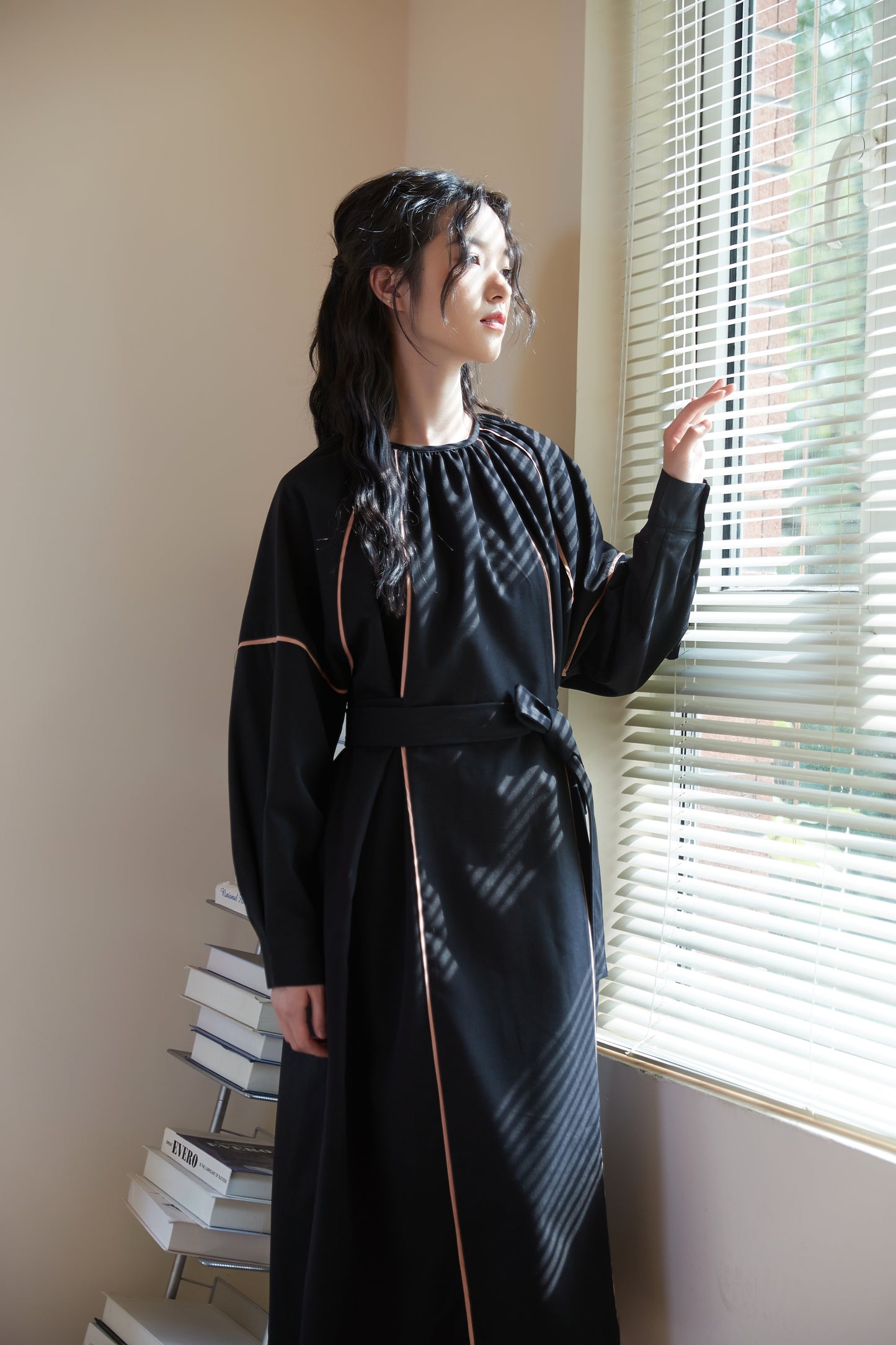 KNSO339-BLACK パイピングディテールベルト付き長袖ギャザーワンピース