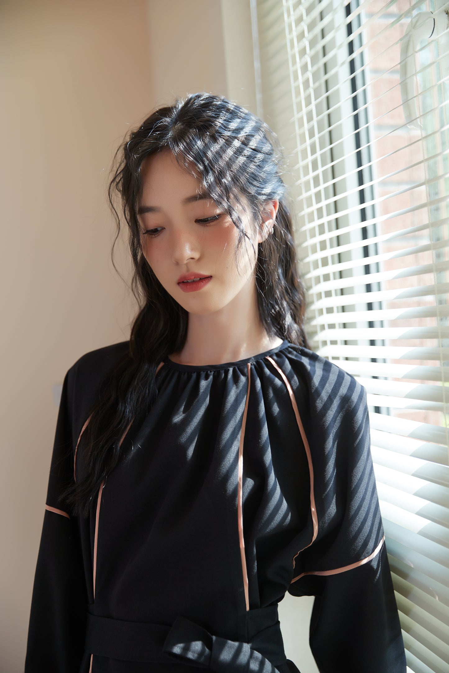 KNSO339-BLACK パイピングディテールベルト付き長袖ギャザーワンピース
