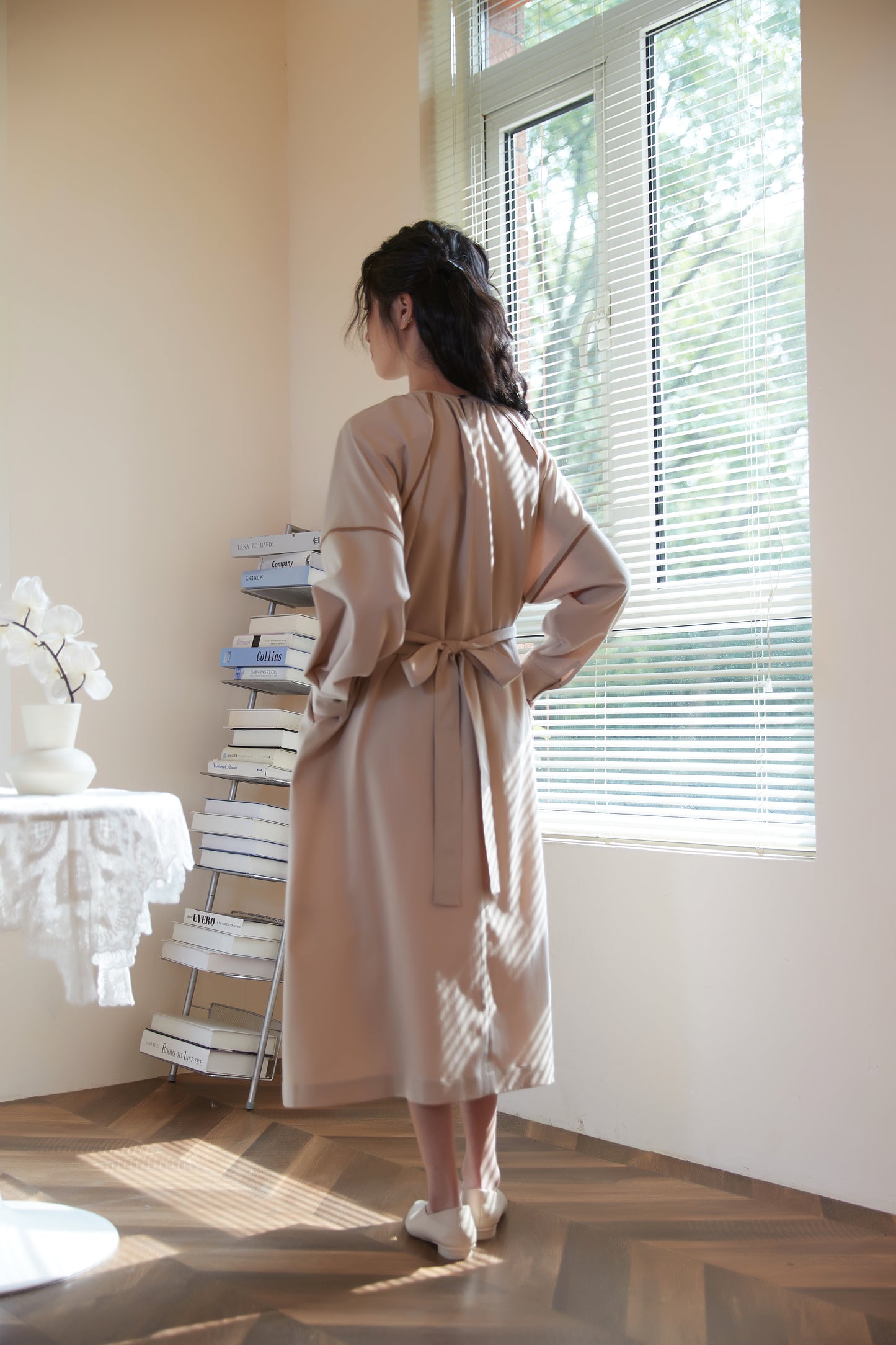 KNSO339-BEIGE パイピングディテールベルト付き長袖ギャザーワンピース