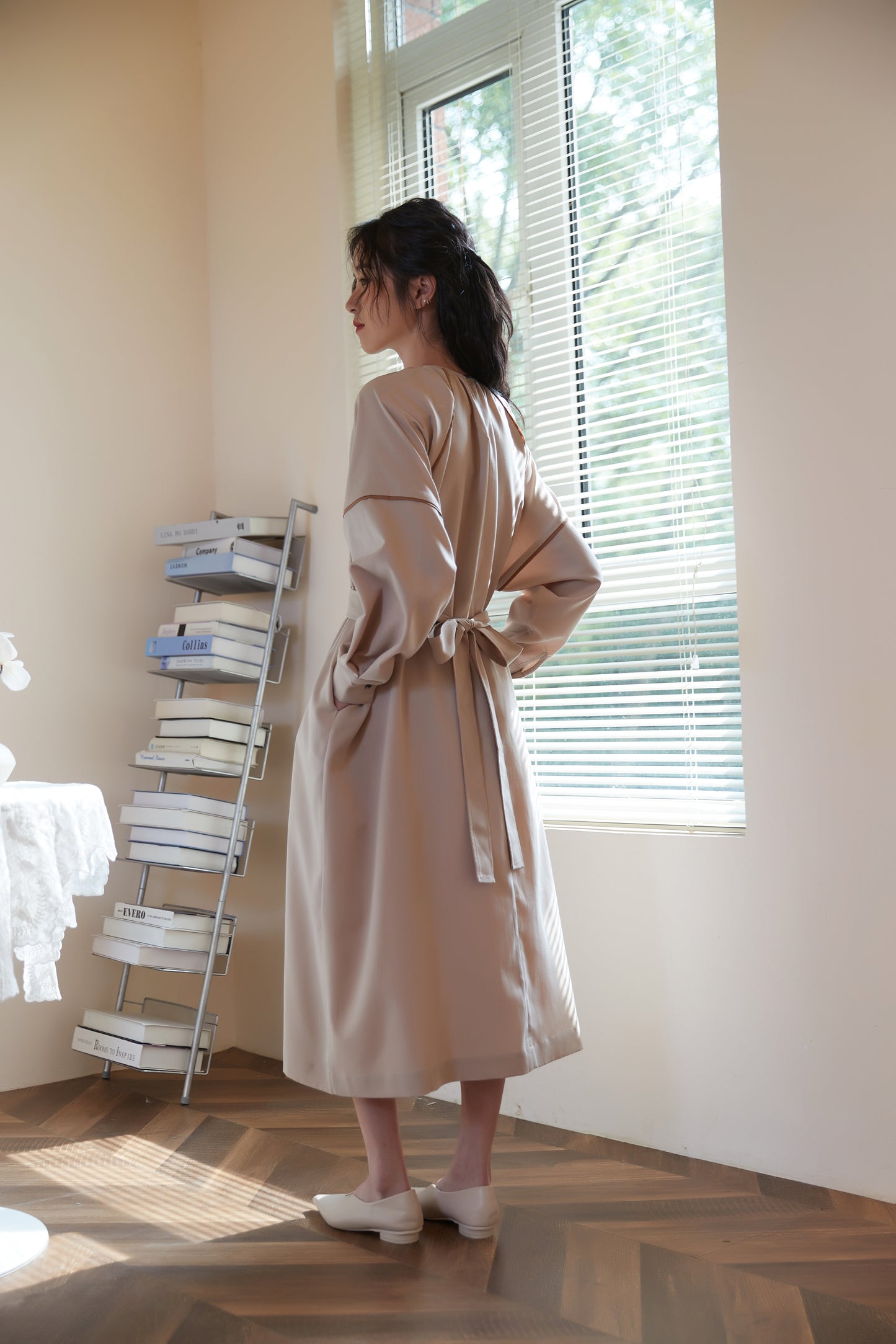 KNSO339-BEIGE パイピングディテールベルト付き長袖ギャザーワンピース