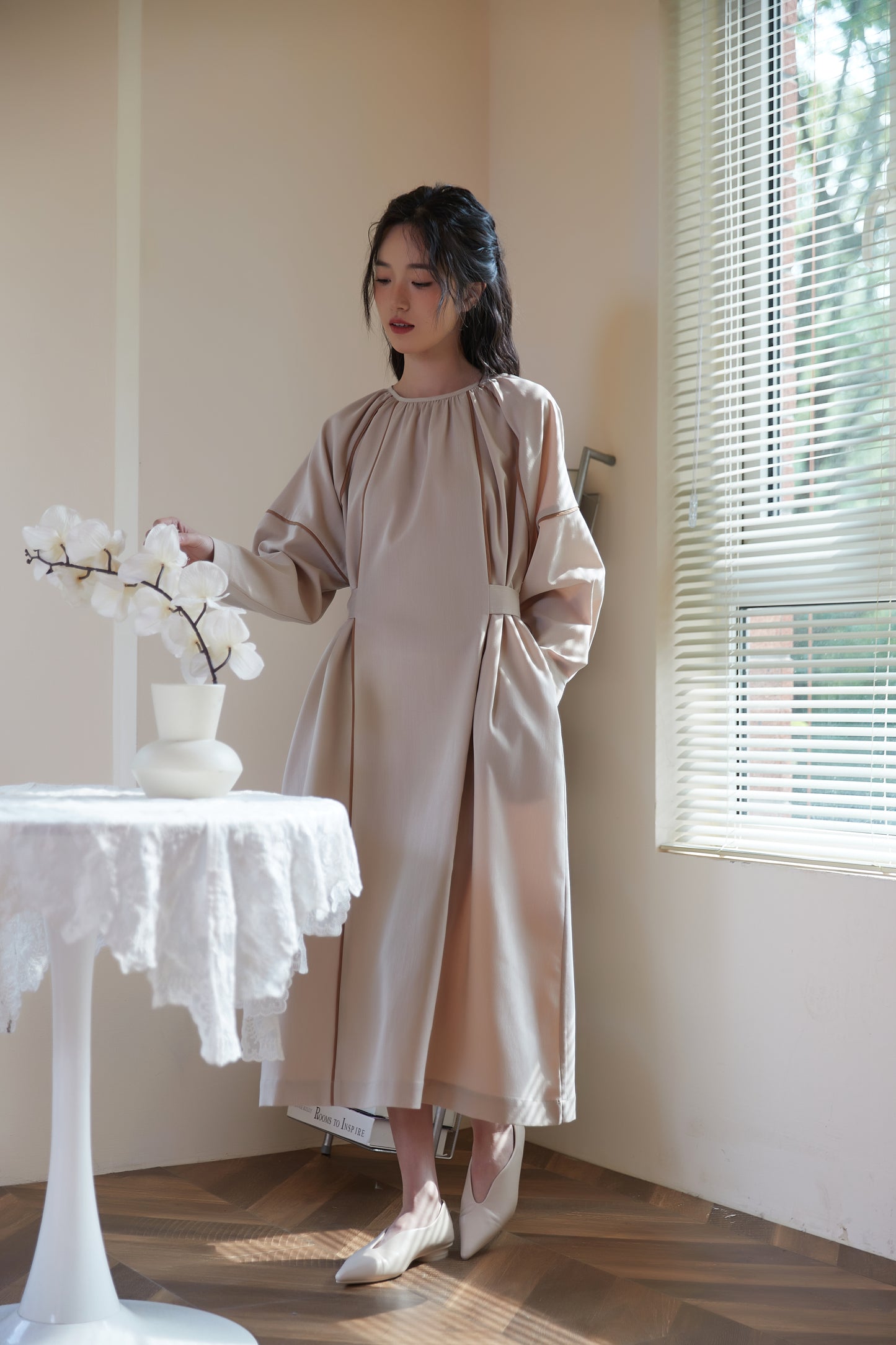 KNSO339-BEIGE パイピングディテールベルト付き長袖ギャザーワンピース