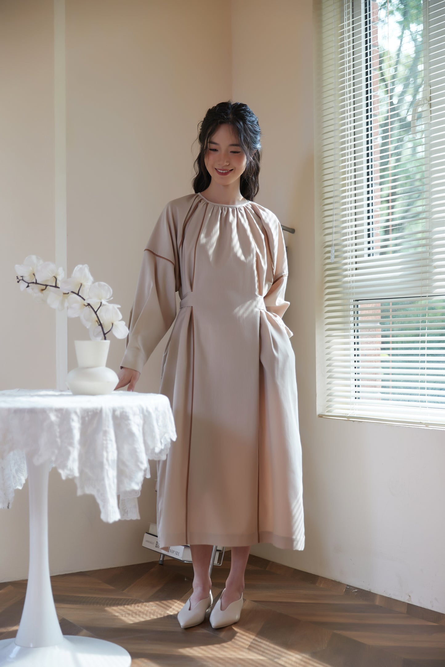 KNSO339-BEIGE パイピングディテールベルト付き長袖ギャザーワンピース