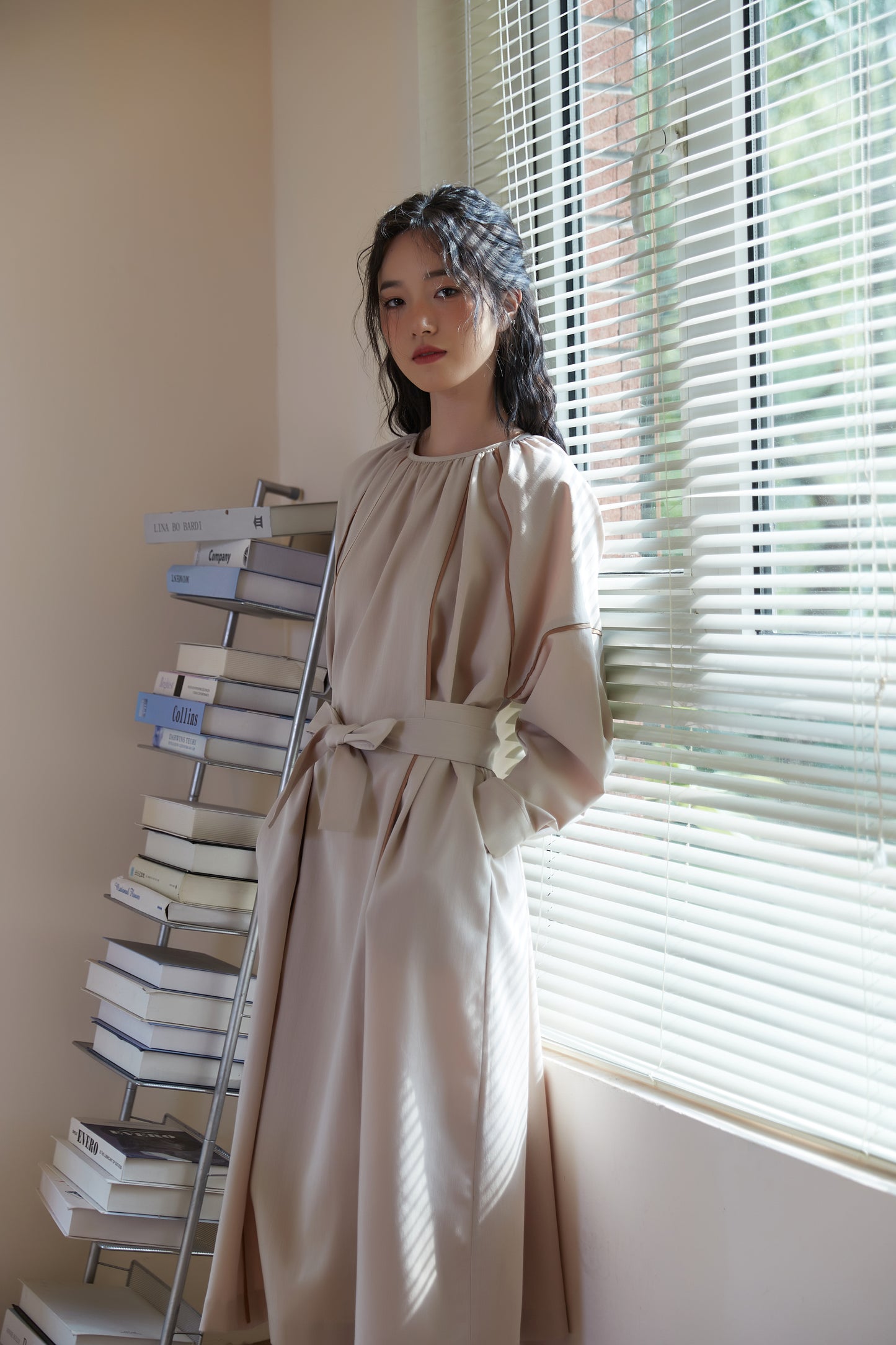 KNSO339-BEIGE パイピングディテールベルト付き長袖ギャザーワンピース