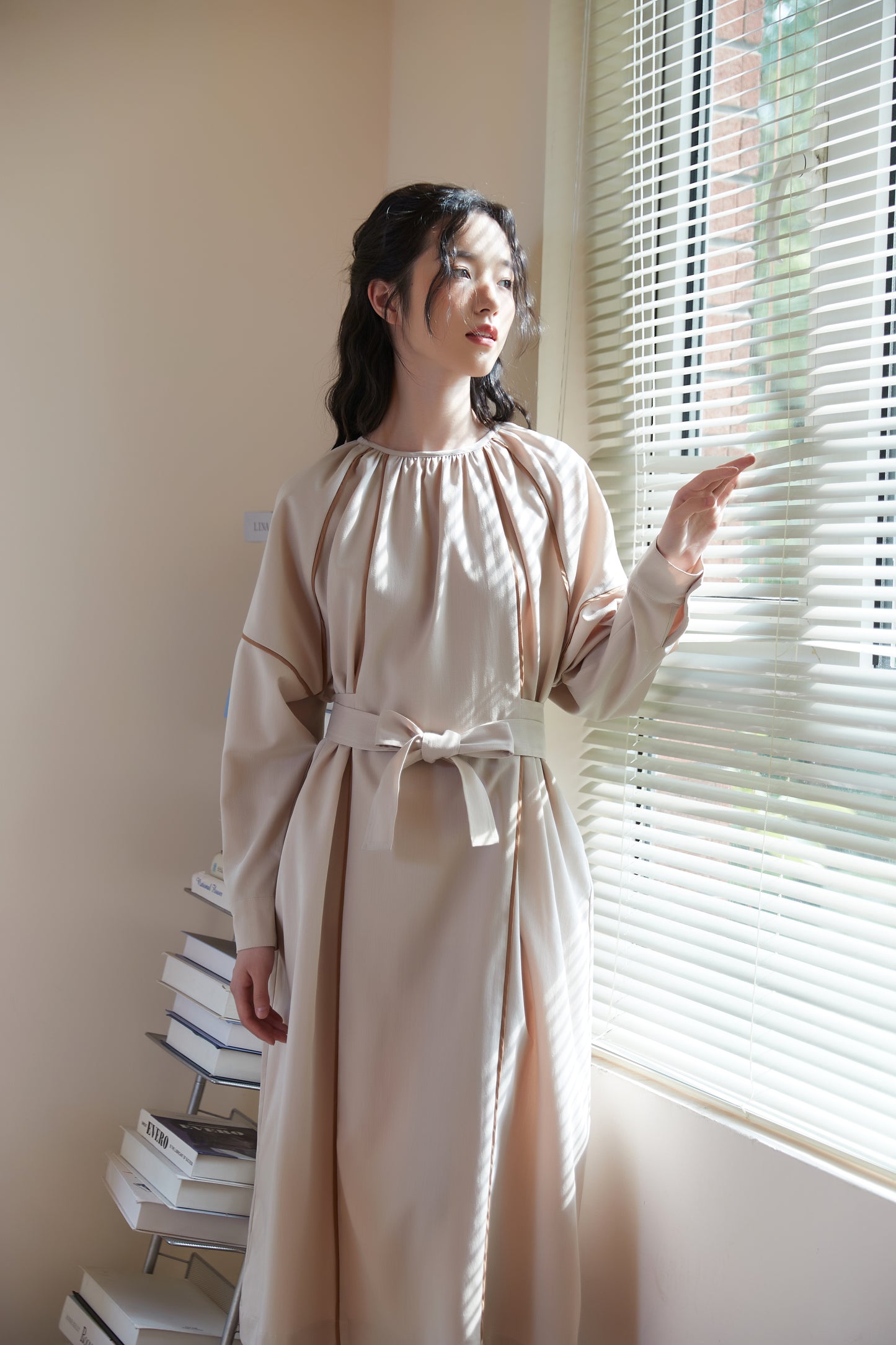 KNSO339-BEIGE パイピングディテールベルト付き長袖ギャザーワンピース