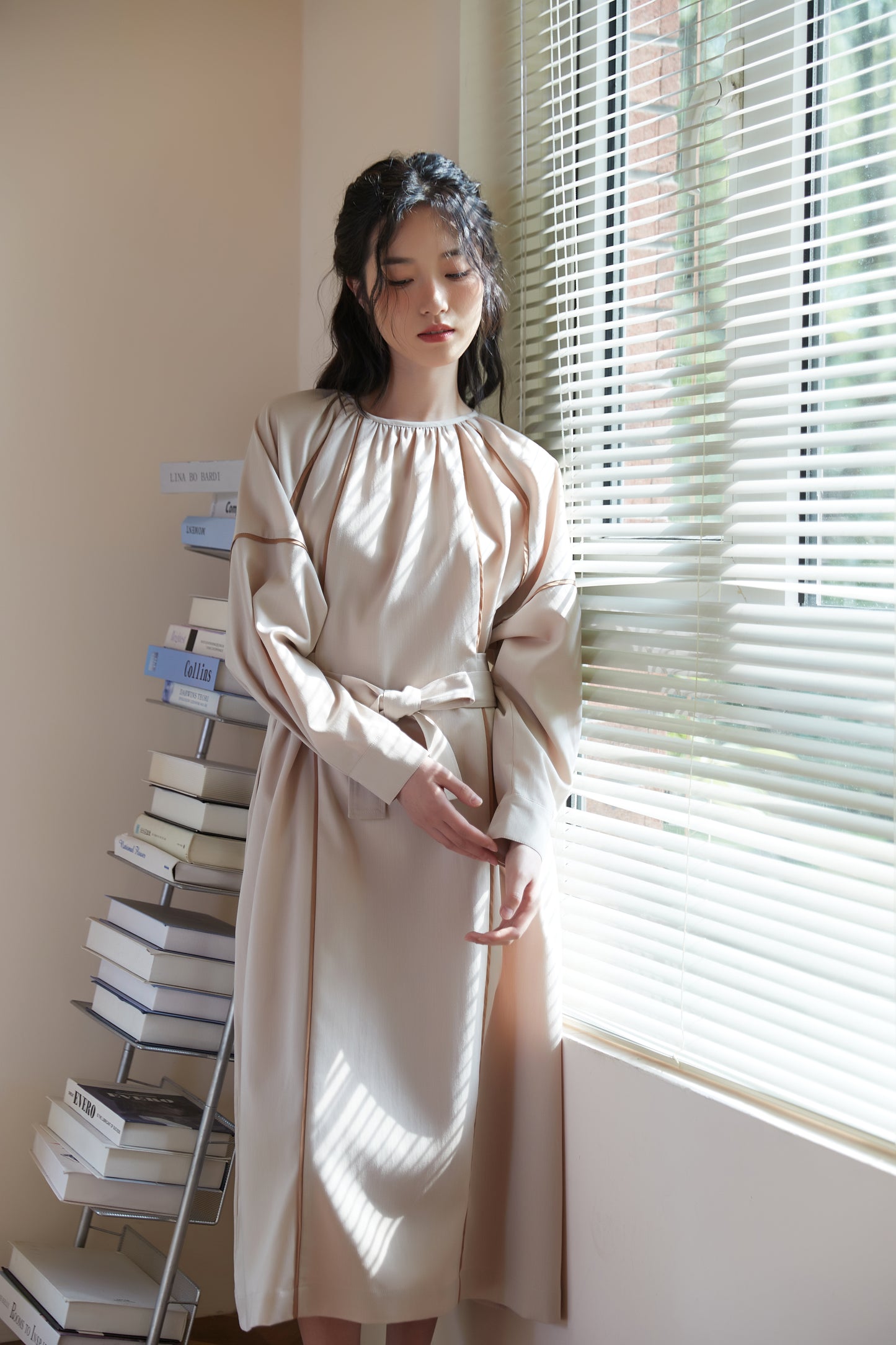 KNSO339-BEIGE パイピングディテールベルト付き長袖ギャザーワンピース