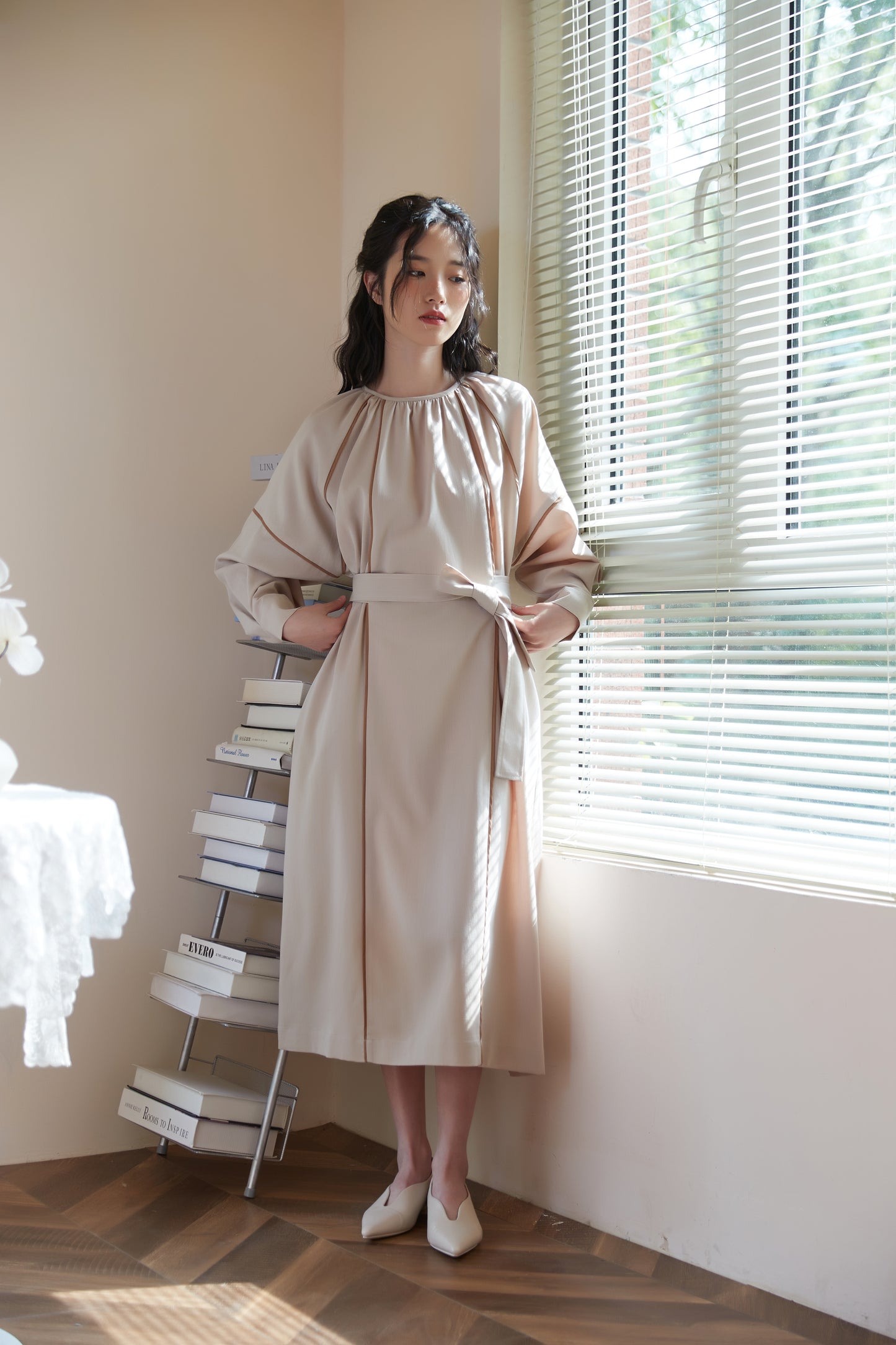 KNSO339-BEIGE パイピングディテールベルト付き長袖ギャザーワンピース