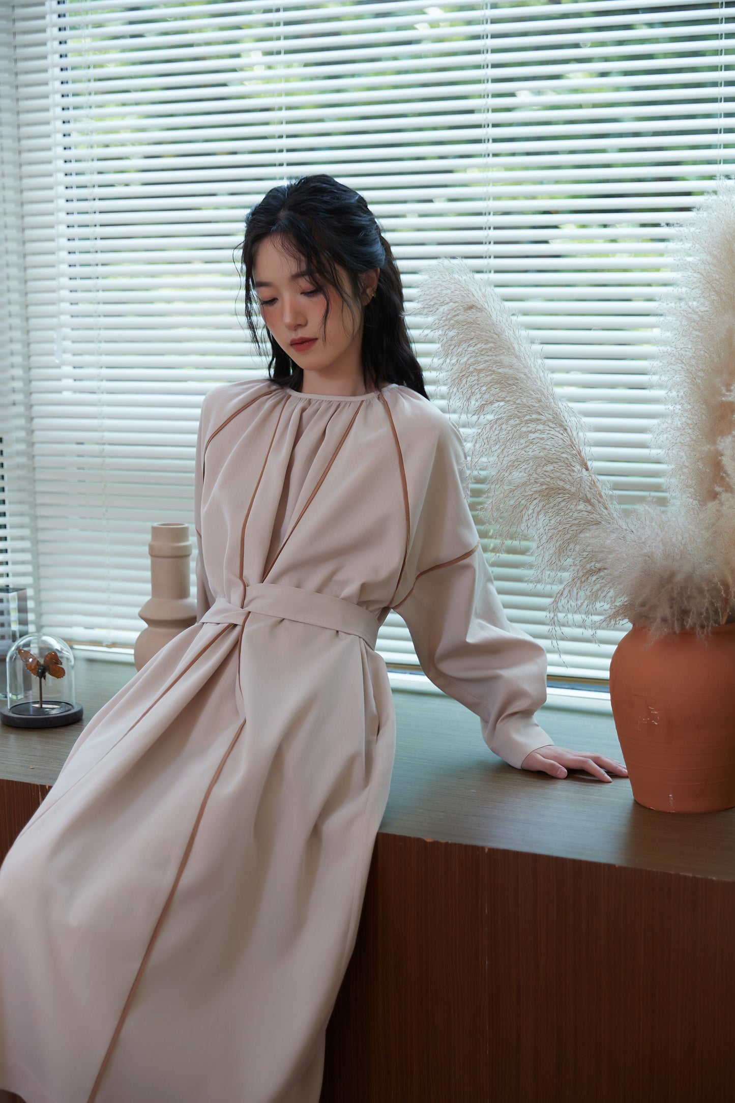 KNSO339-BEIGE パイピングディテールベルト付き長袖ギャザーワンピース