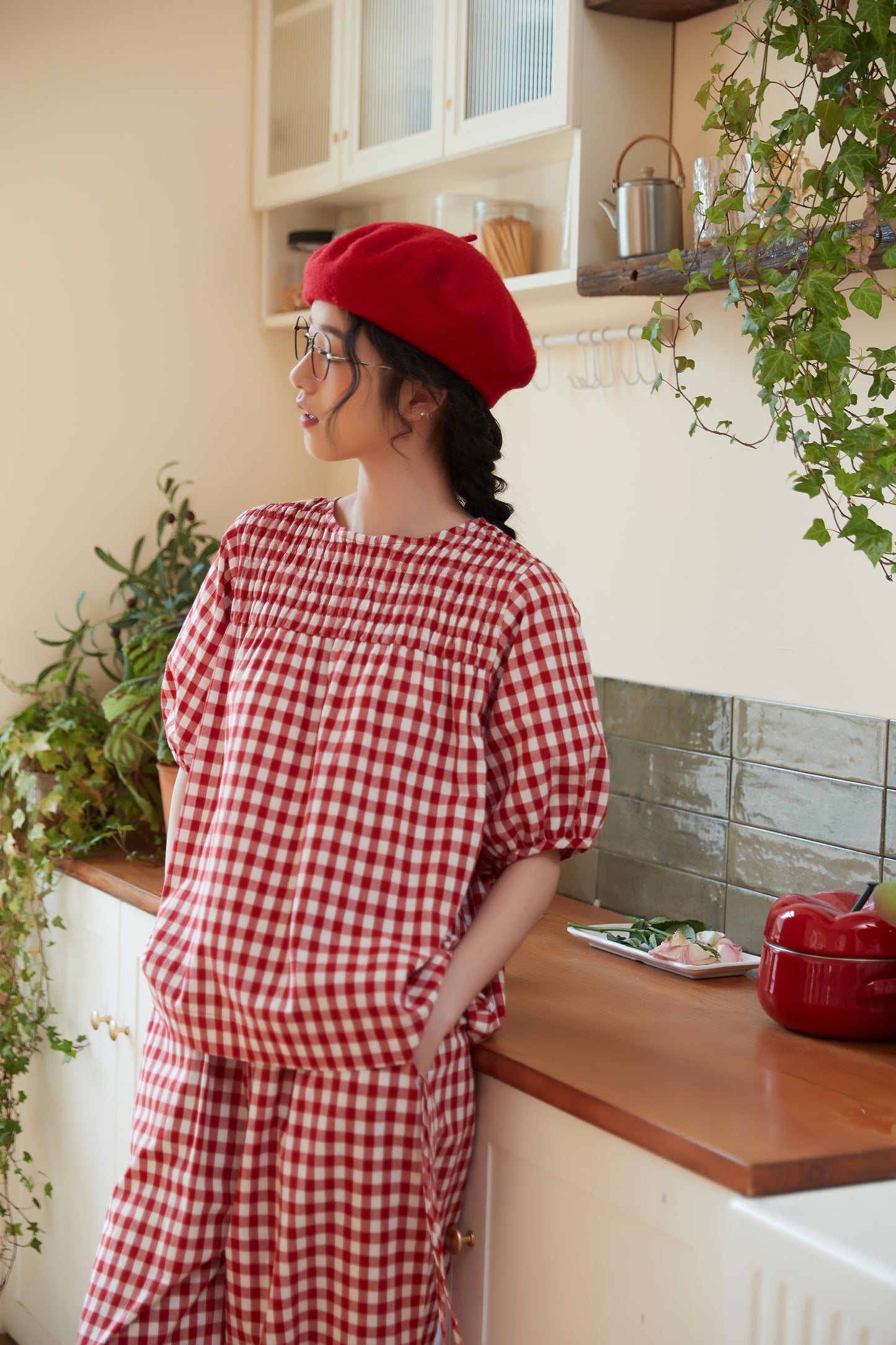 KNST336-RED 赤ギンガムチェックスモッキング刺繡半袖トップ