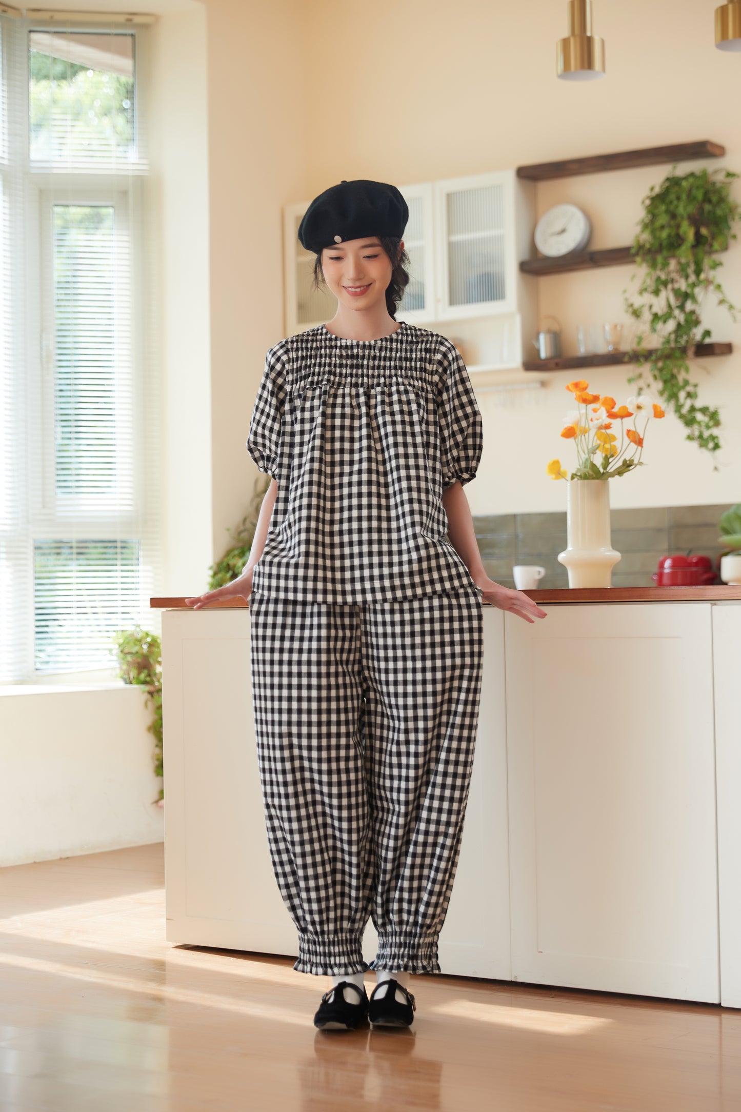 KNST336-BLACK 白黒ギンガムチェックスモッキング刺繡半袖トップ