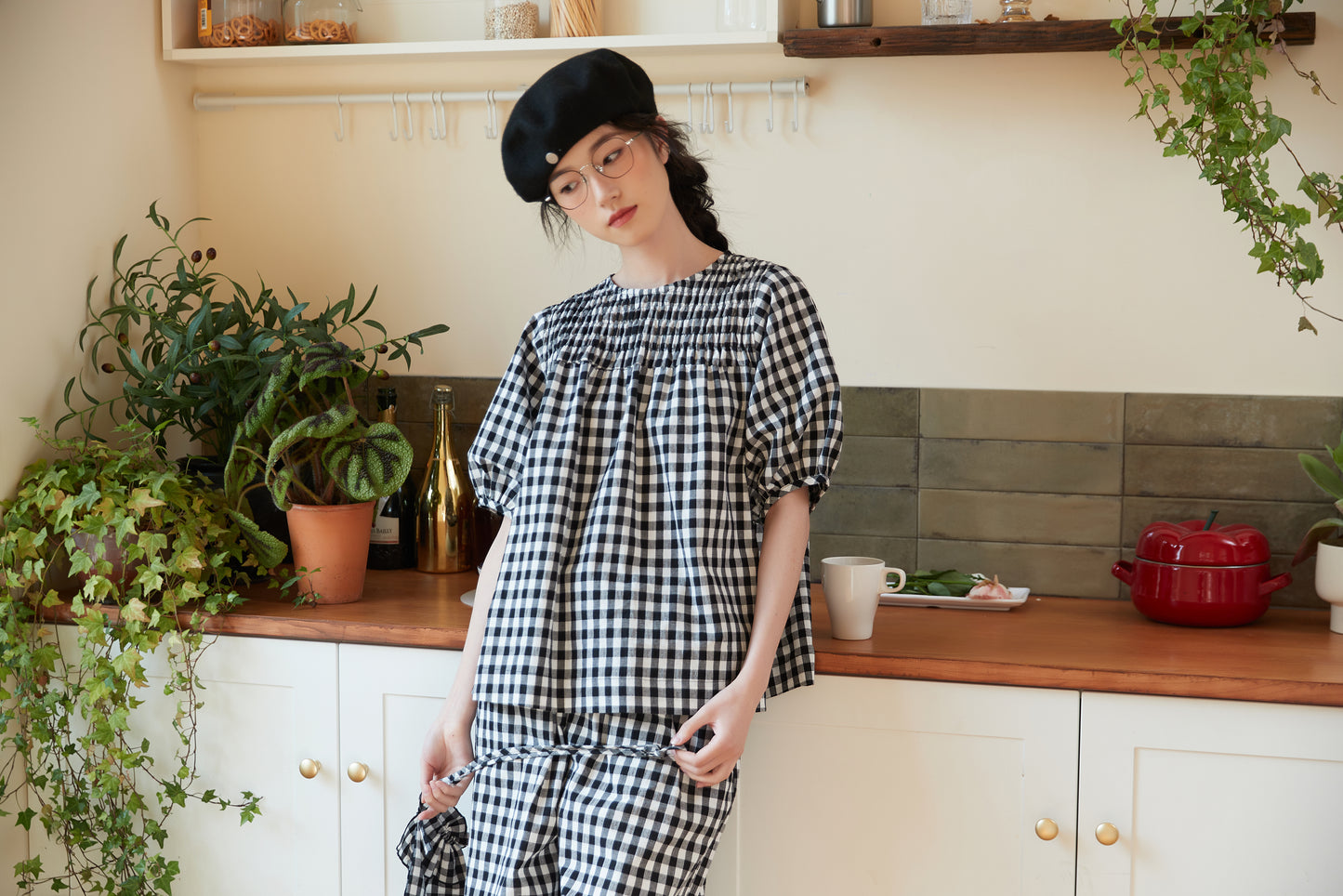 KNST336-BLACK 白黒ギンガムチェックスモッキング刺繡半袖トップ