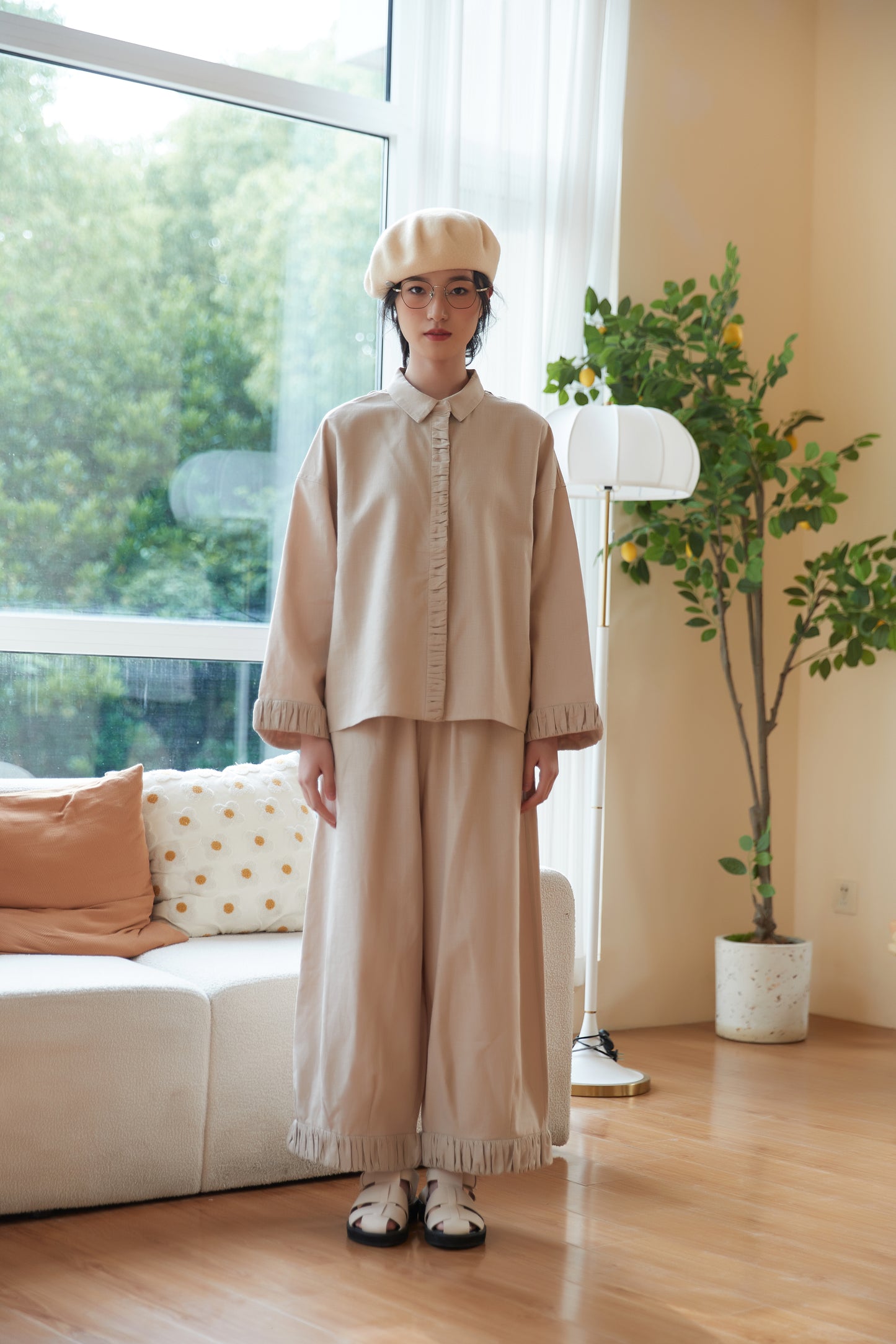 KNSC346-BEIGE ギャザーカフス&プラケットリネン綿シャツセットアップ商品