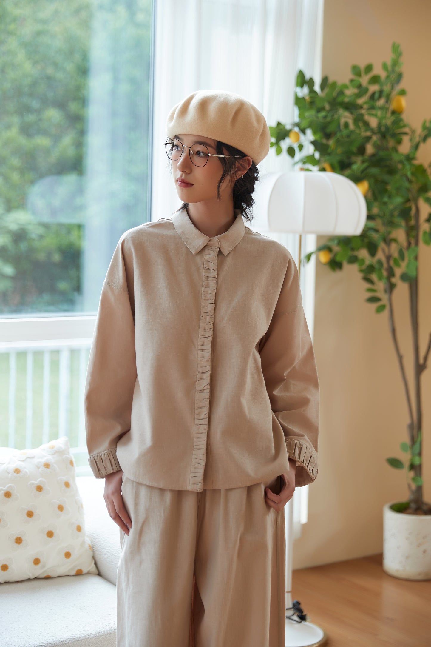 KNSC346-BEIGE ギャザーカフス&プラケットリネン綿シャツセットアップ商品