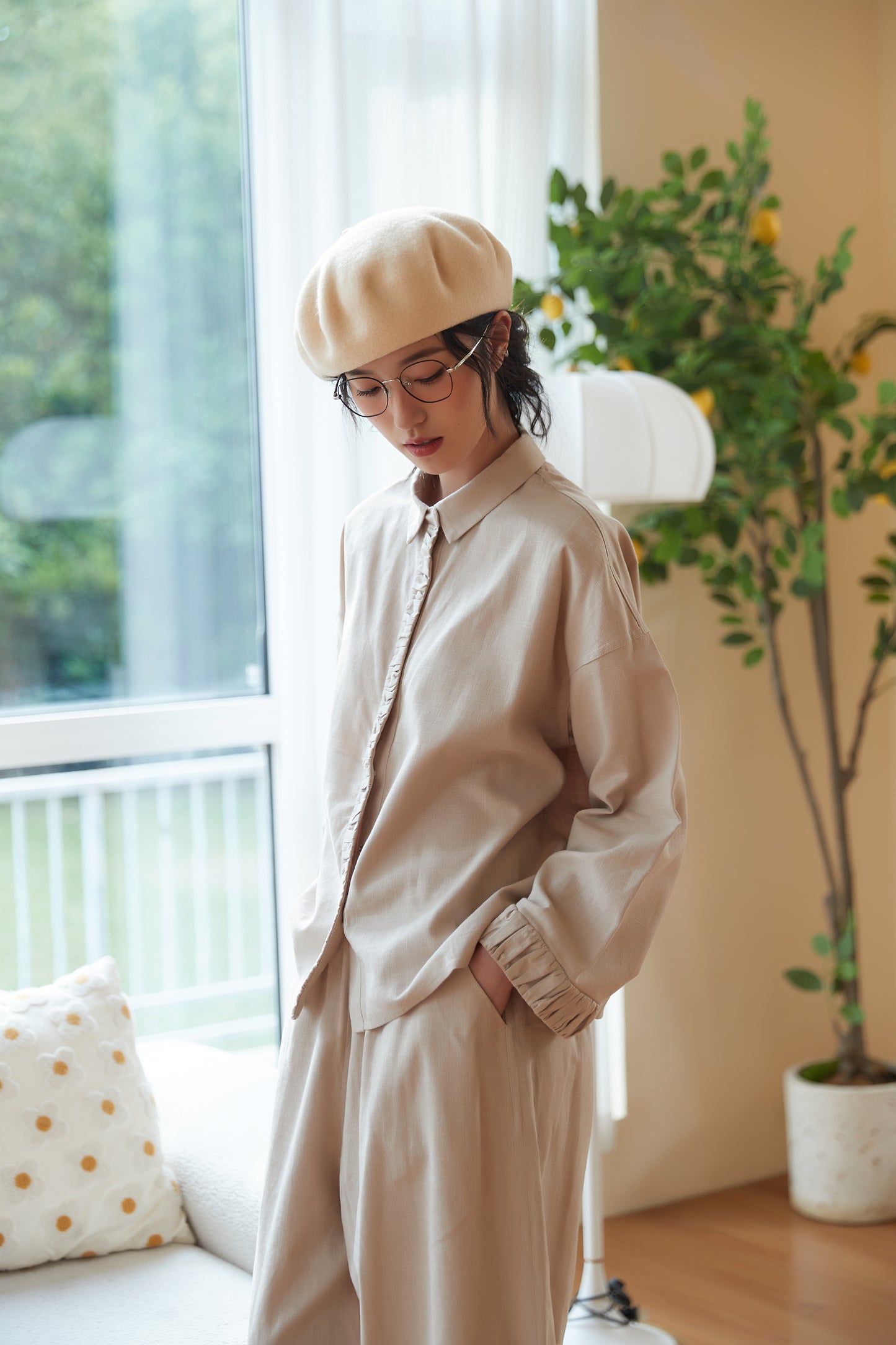 KNSC346-BEIGE ギャザーカフス&プラケットリネン綿シャツセットアップ商品