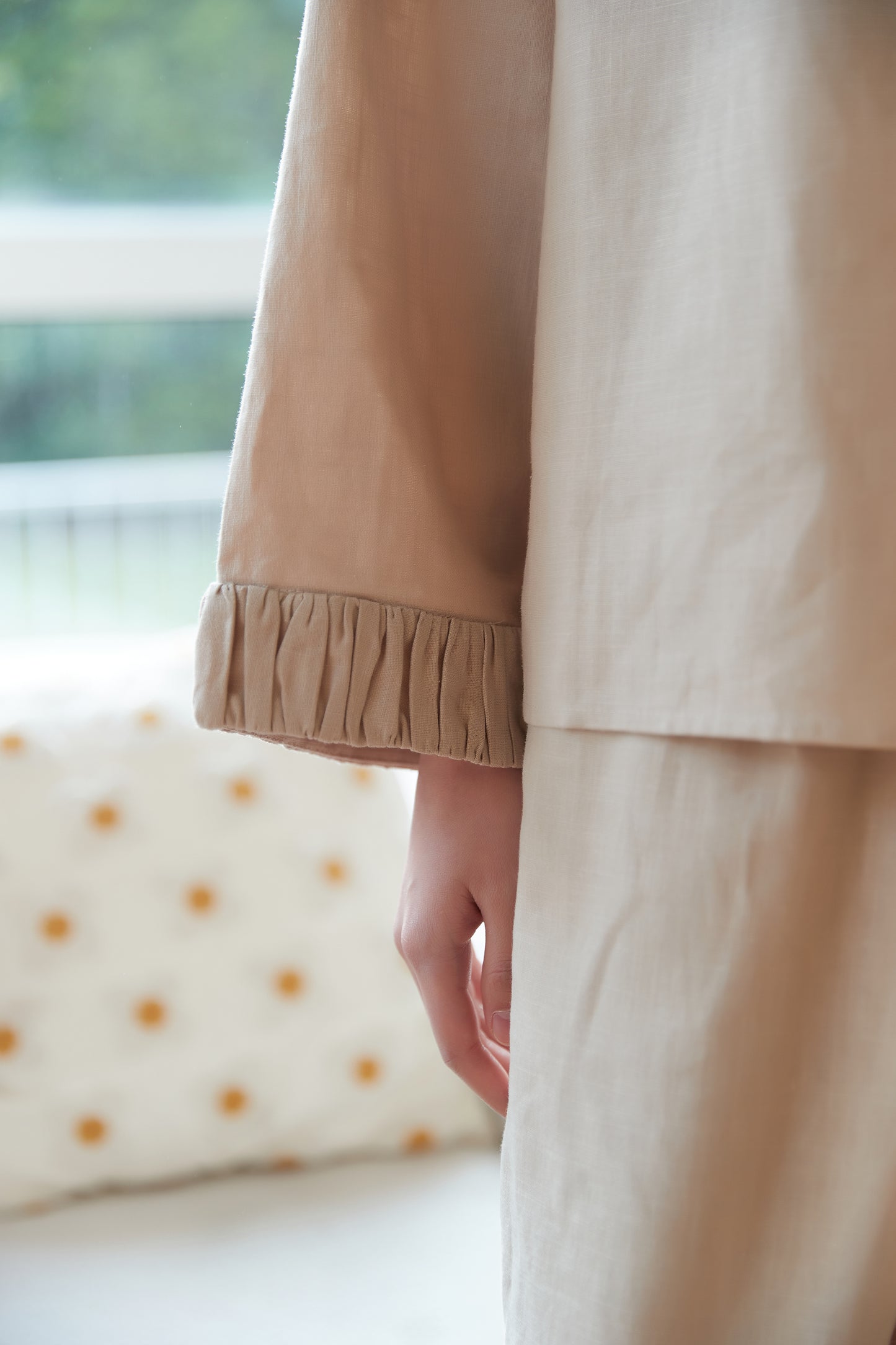 KNSC346-BEIGE ギャザーカフス&プラケットリネン綿シャツセットアップ商品