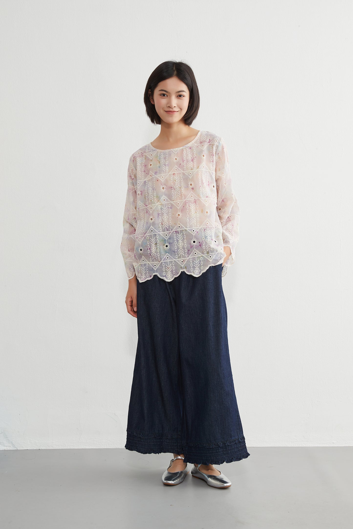 KNGT627・むら染めスカラップ刺繍長袖ラウンドネックブラウス