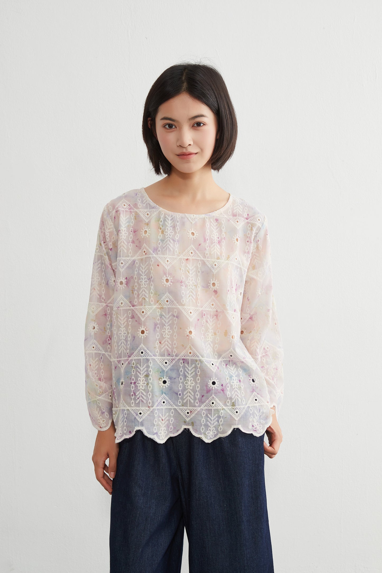 KNGT627・むら染めスカラップ刺繍長袖ラウンドネックブラウス