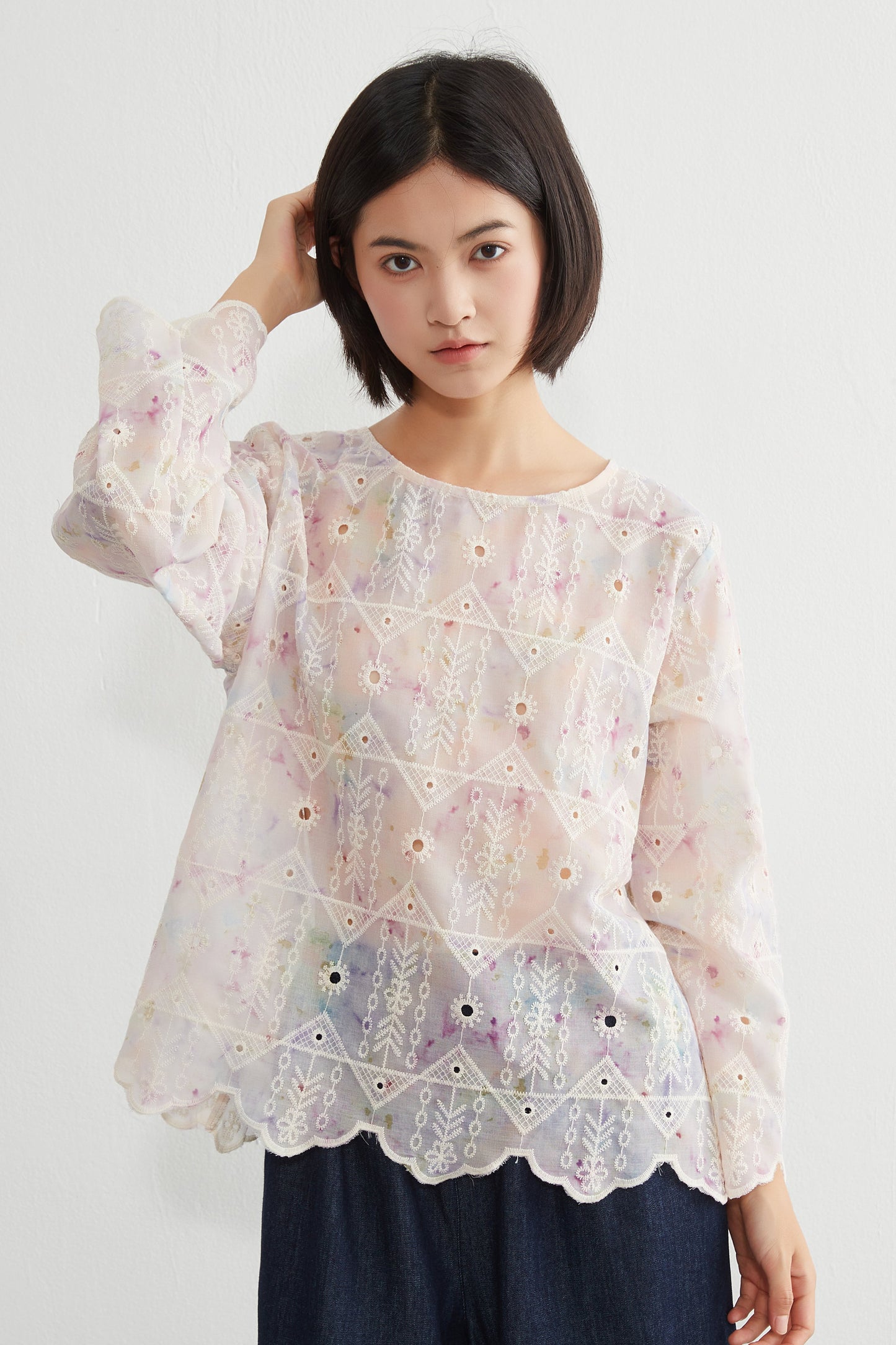 KNGT627・むら染めスカラップ刺繍長袖ラウンドネックブラウス