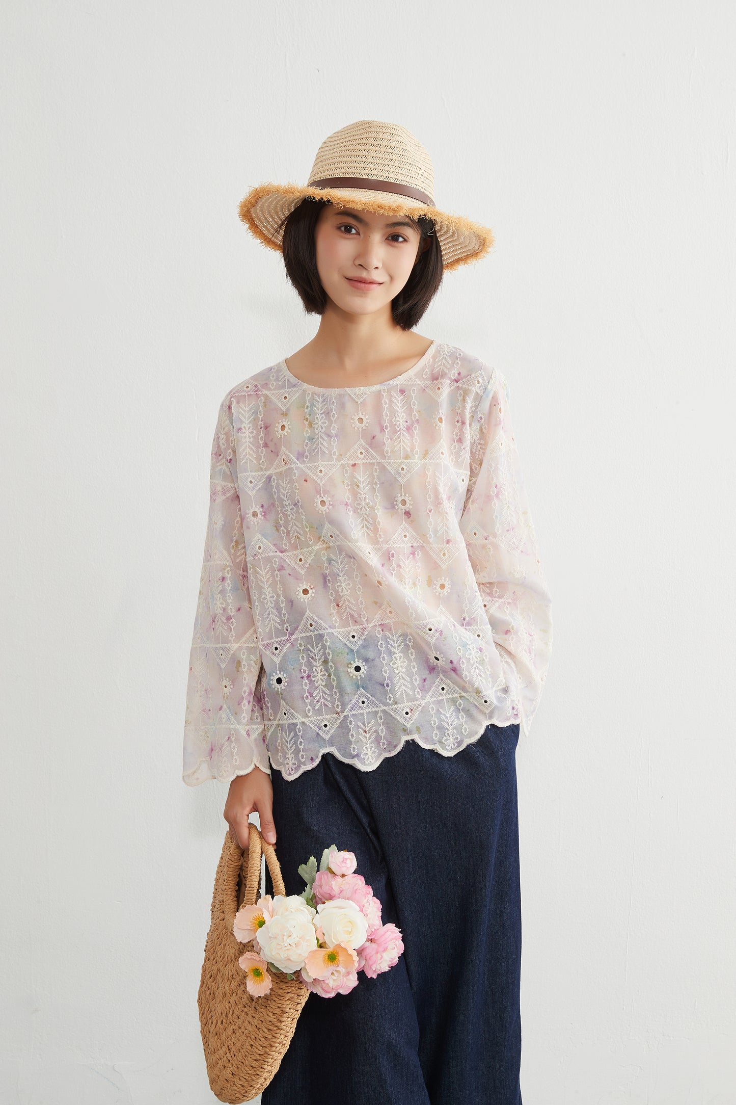 KNGT627・むら染めスカラップ刺繍長袖ラウンドネックブラウス
