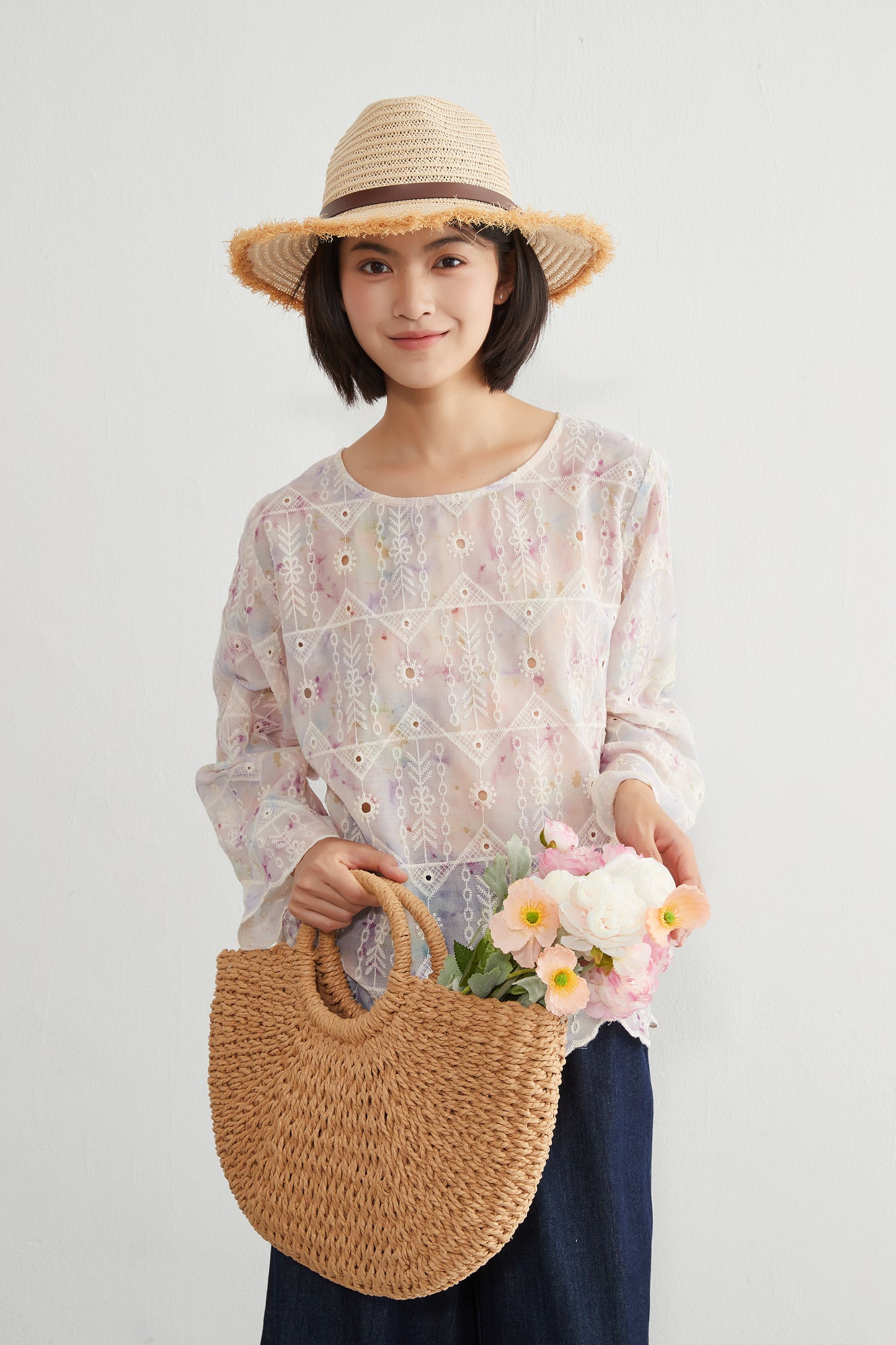 KNGT627・むら染めスカラップ刺繍長袖ラウンドネックブラウス