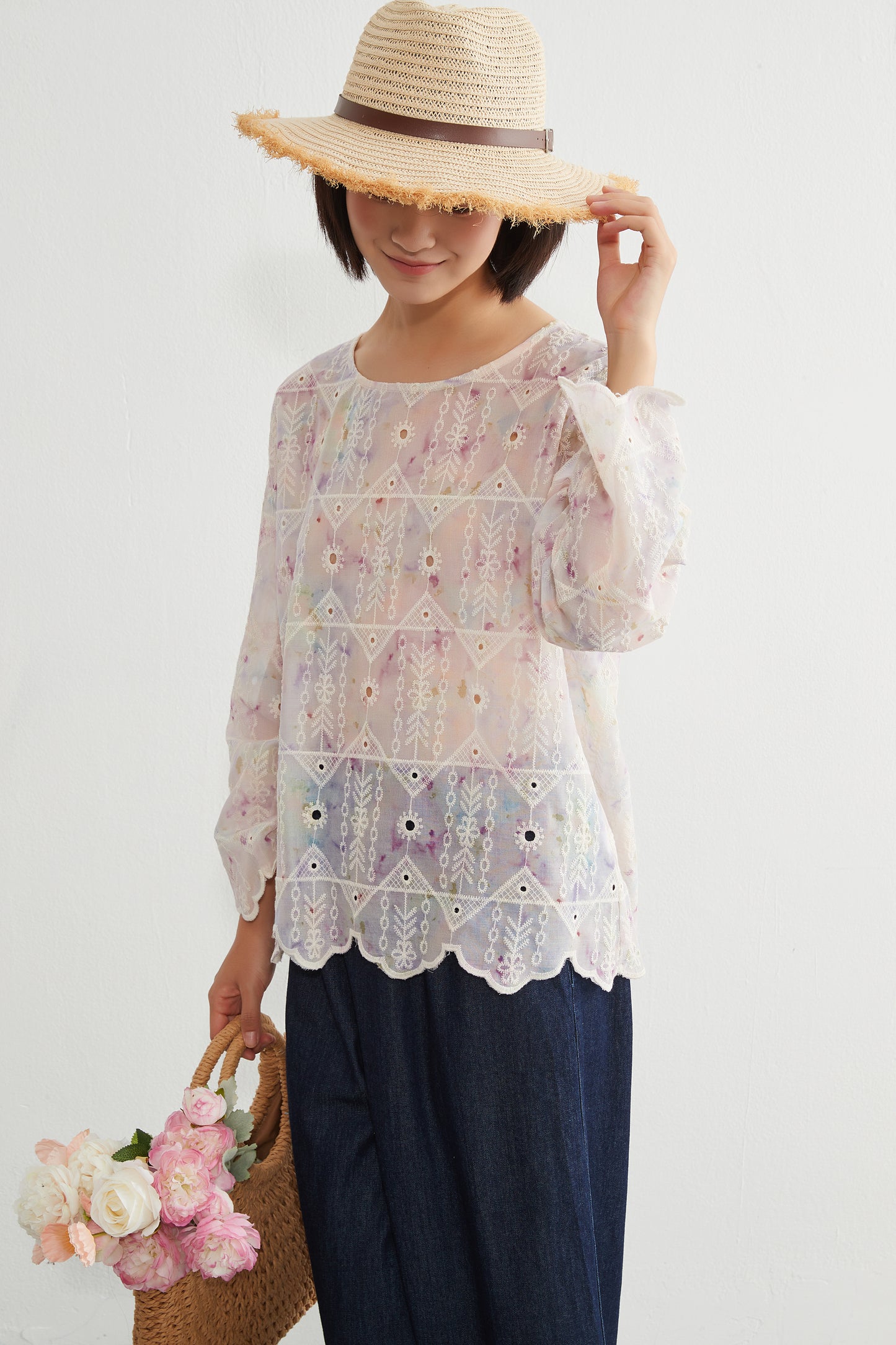 KNGT627・むら染めスカラップ刺繍長袖ラウンドネックブラウス