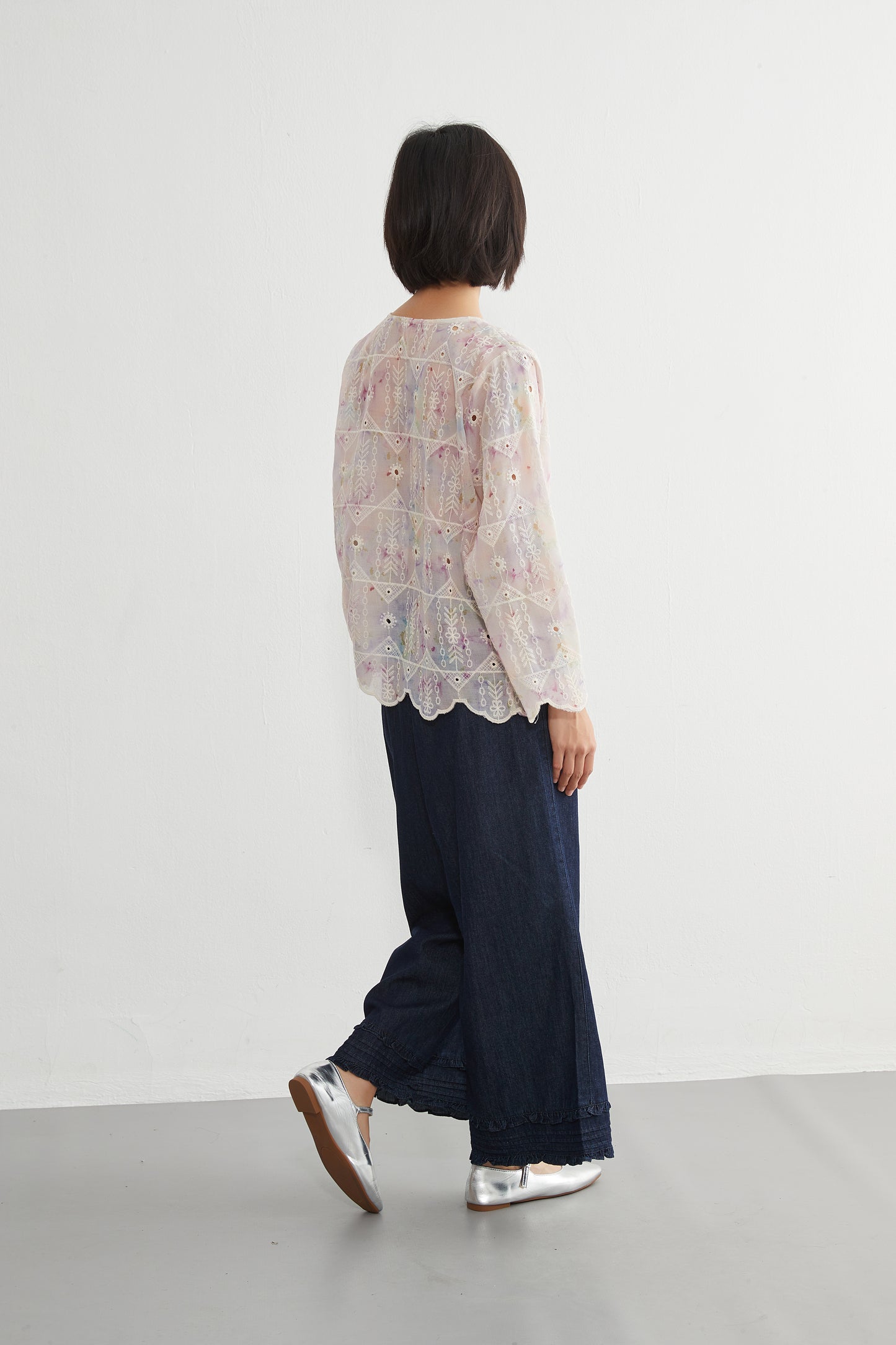 KNGT627・むら染めスカラップ刺繍長袖ラウンドネックブラウス