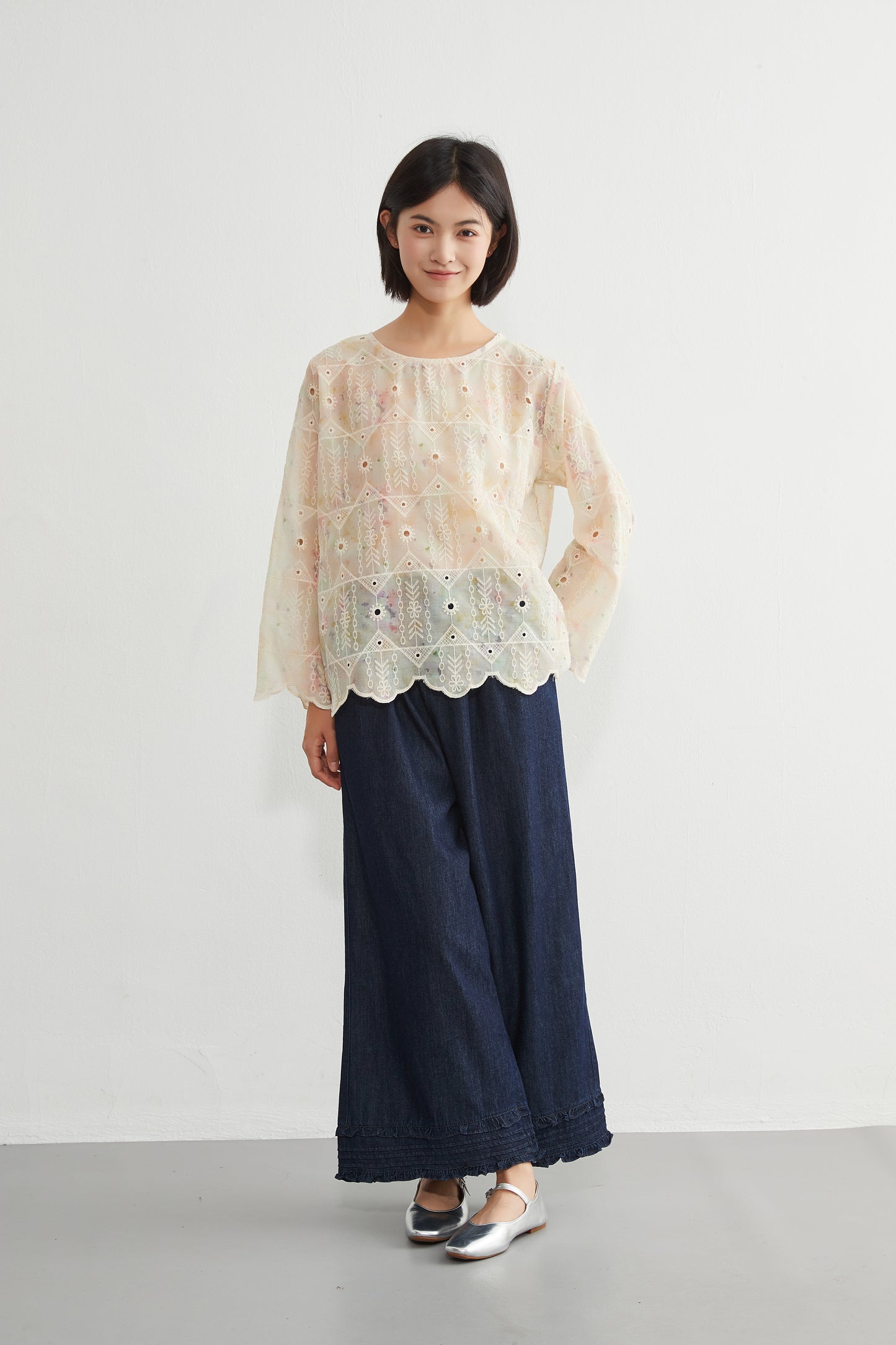 KNGT627・むら染めスカラップ刺繍長袖ラウンドネックブラウス