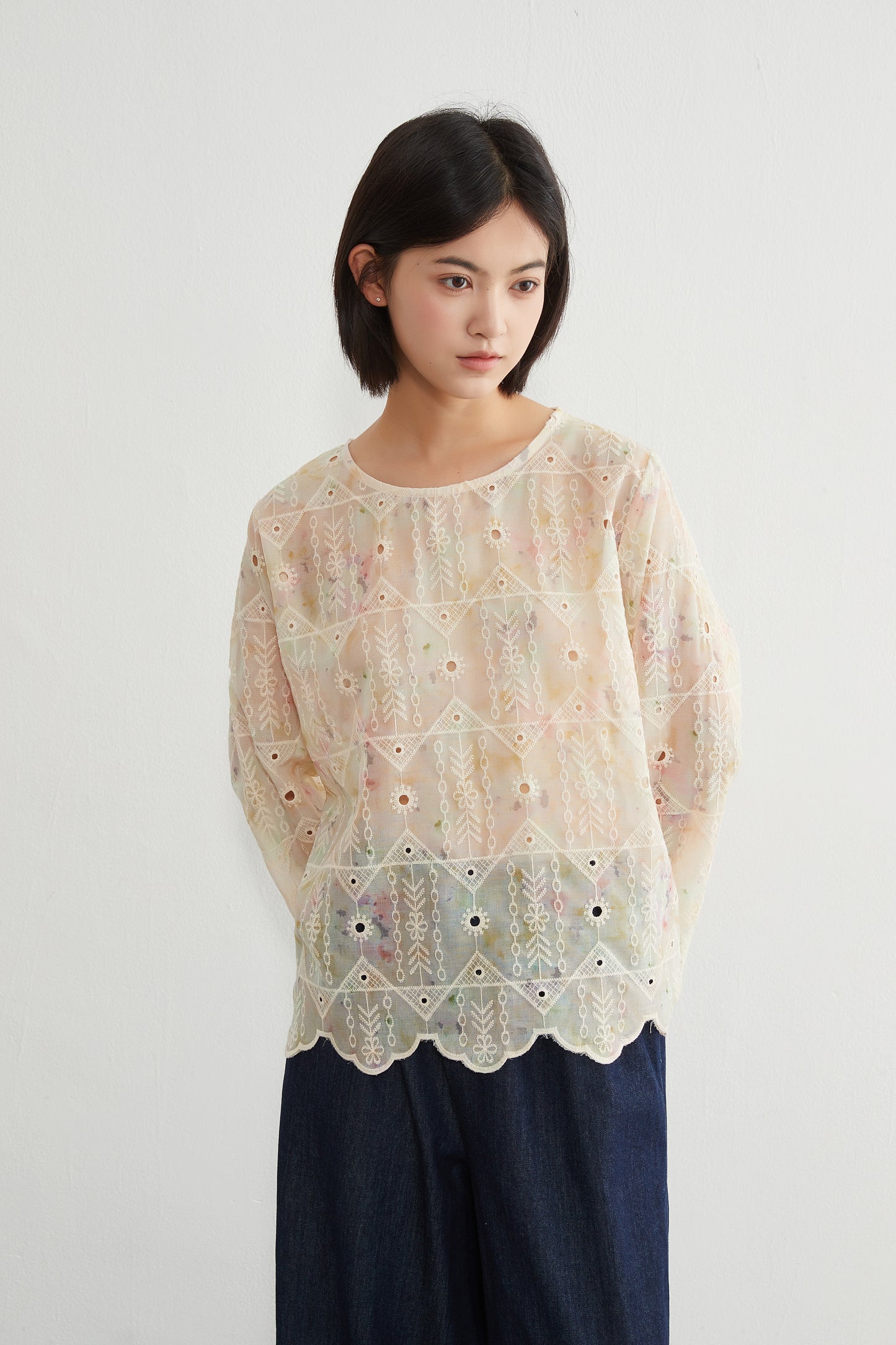 KNGT627・むら染めスカラップ刺繍長袖ラウンドネックブラウス