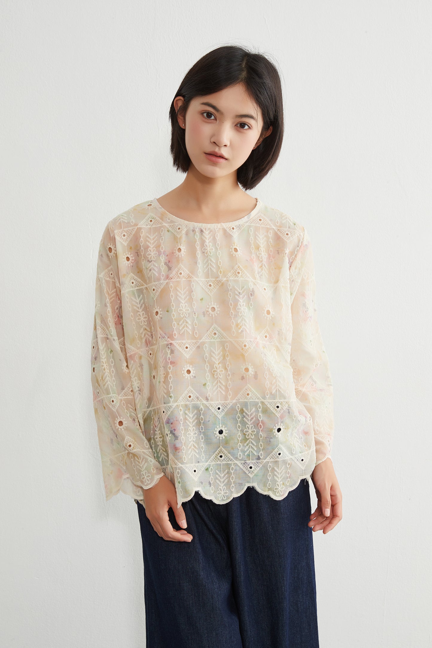 KNGT627・むら染めスカラップ刺繍長袖ラウンドネックブラウス