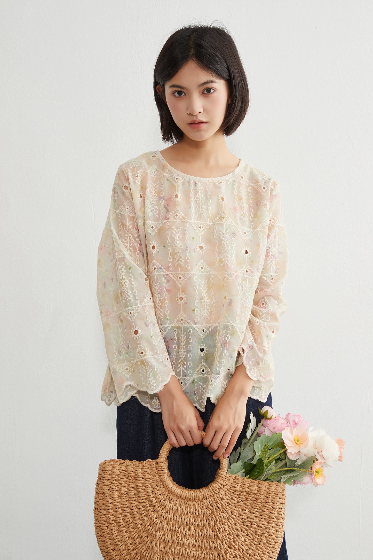 KNGT627・むら染めスカラップ刺繍長袖ラウンドネックブラウス