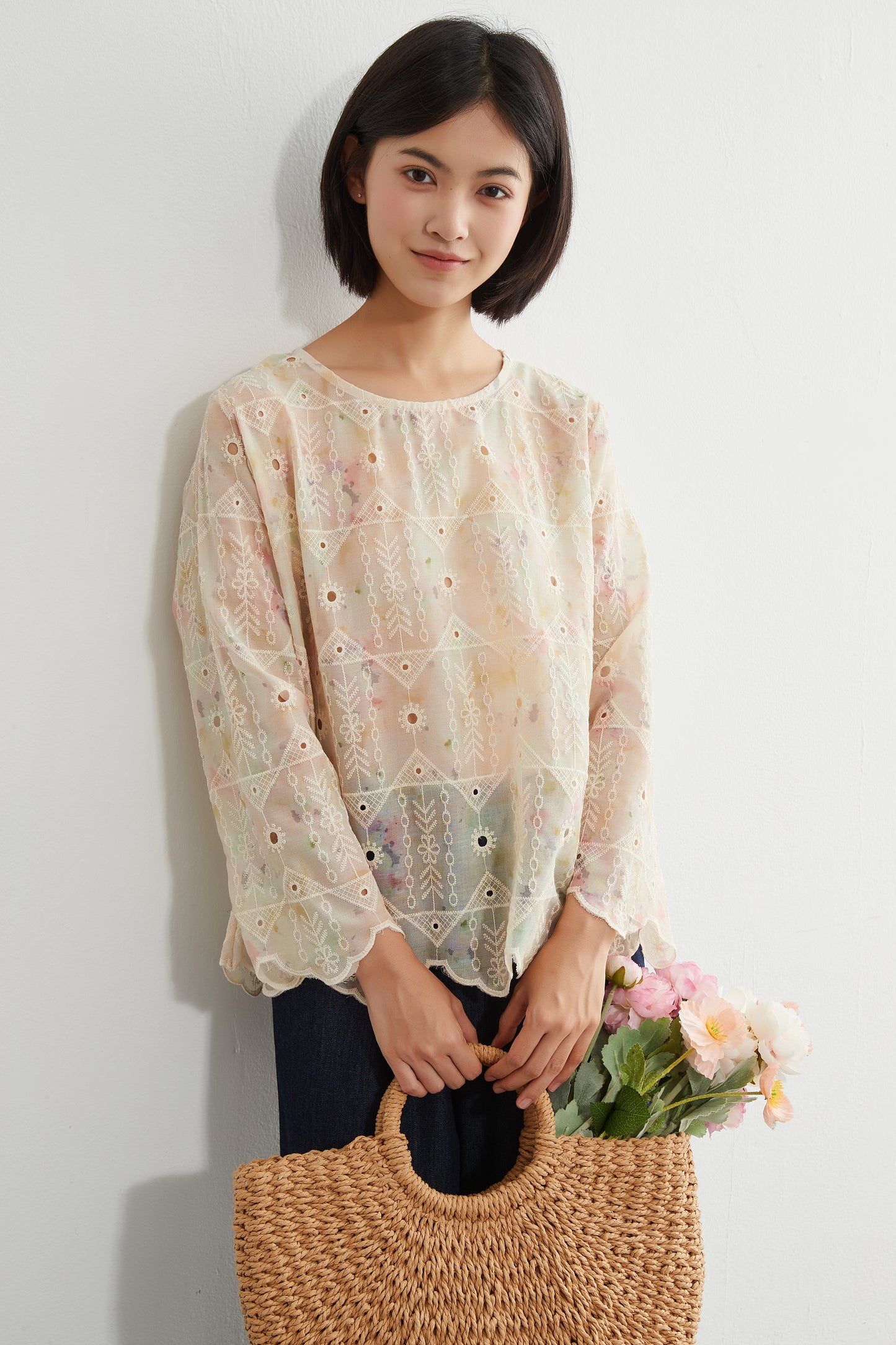 KNGT627・むら染めスカラップ刺繍長袖ラウンドネックブラウス