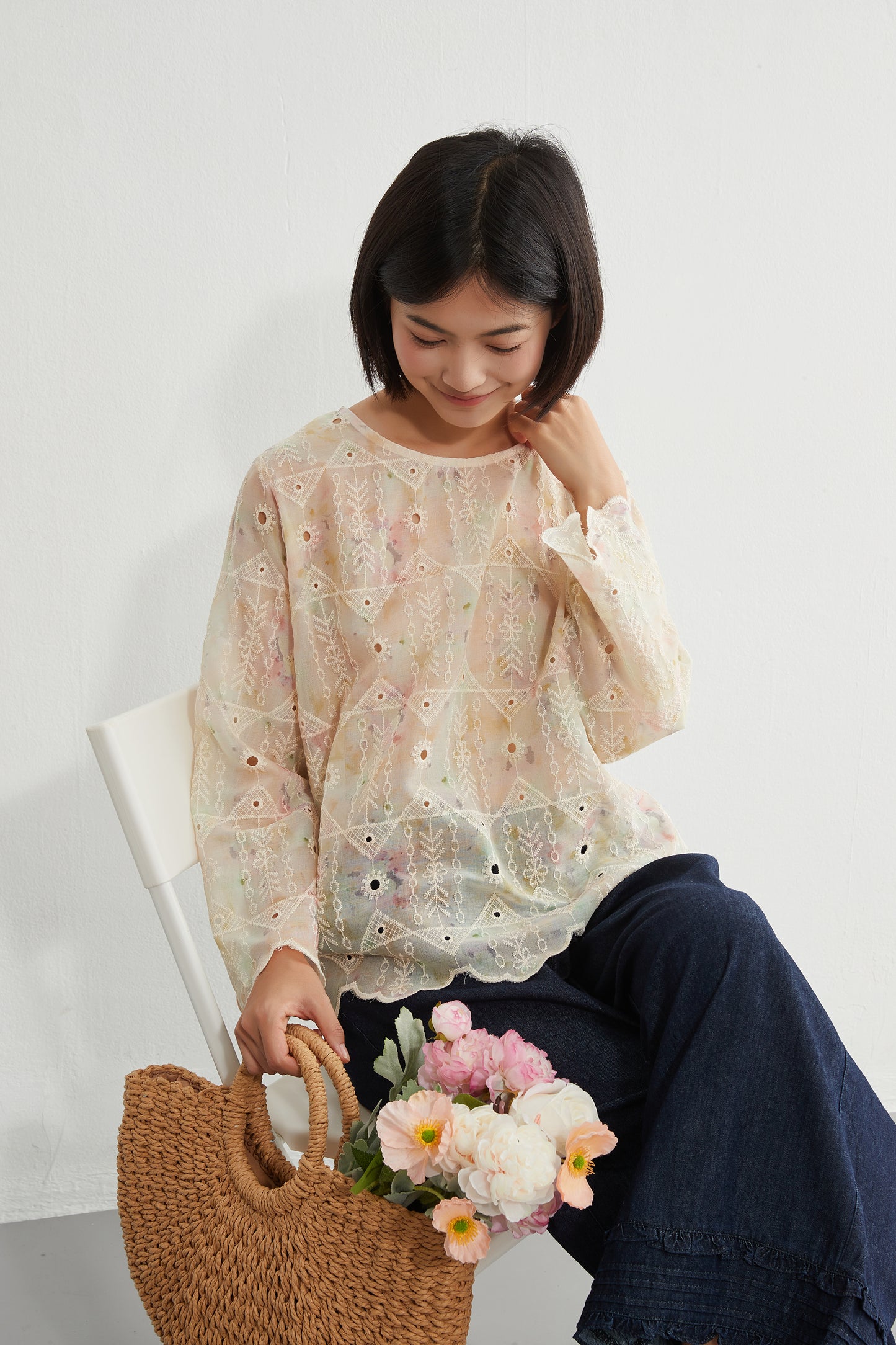 KNGT627・むら染めスカラップ刺繍長袖ラウンドネックブラウス