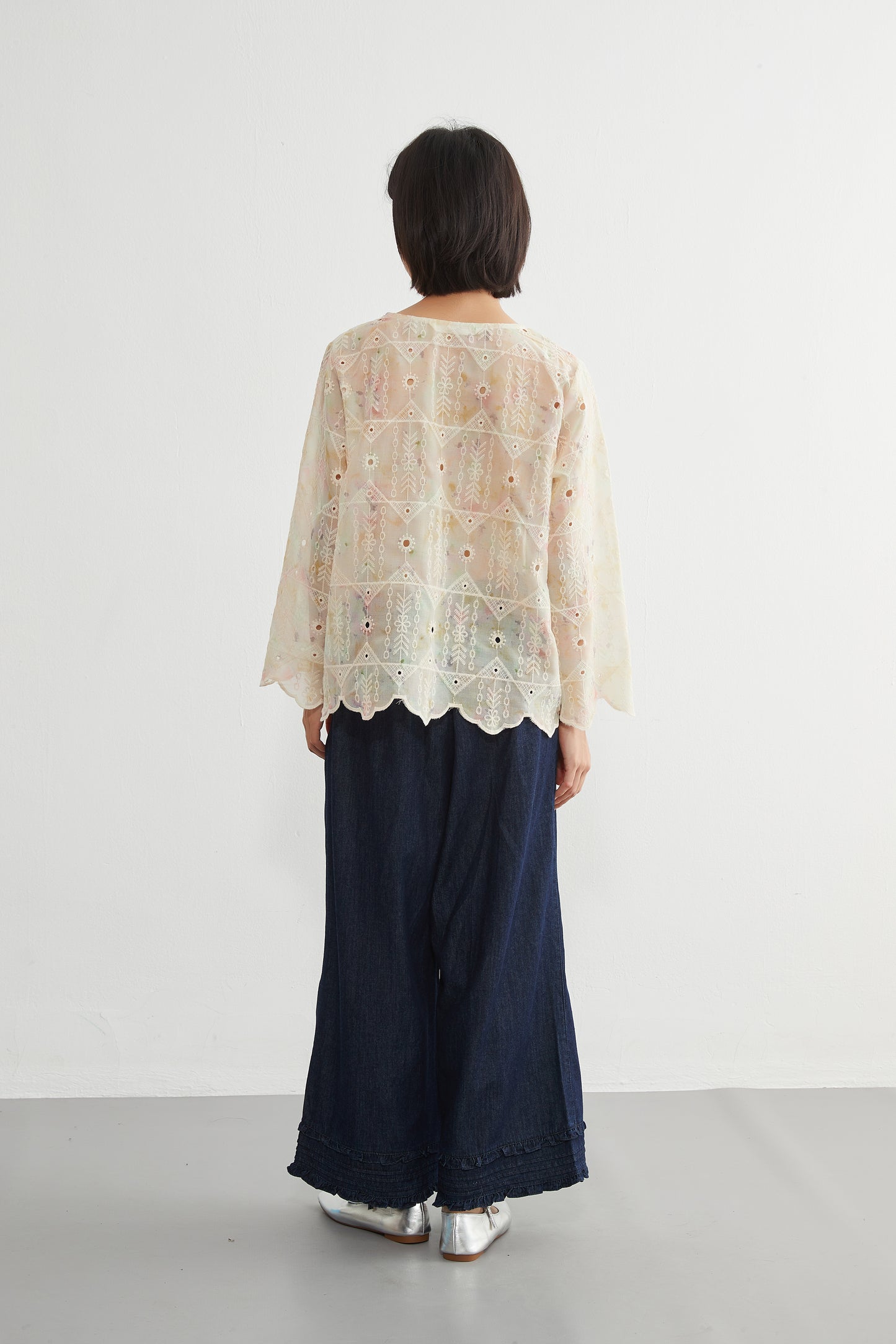 KNGT627・むら染めスカラップ刺繍長袖ラウンドネックブラウス