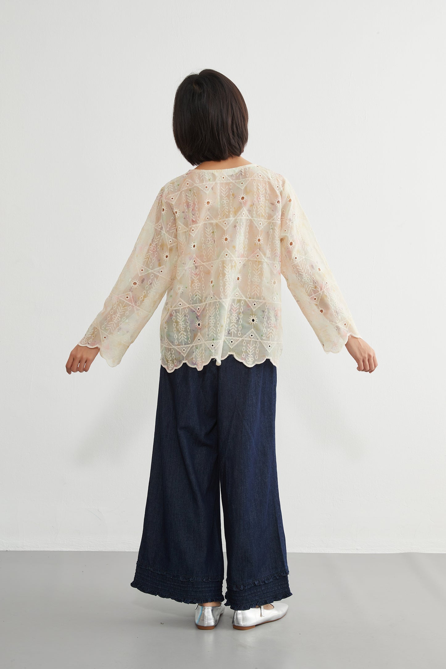 KNGT627・むら染めスカラップ刺繍長袖ラウンドネックブラウス