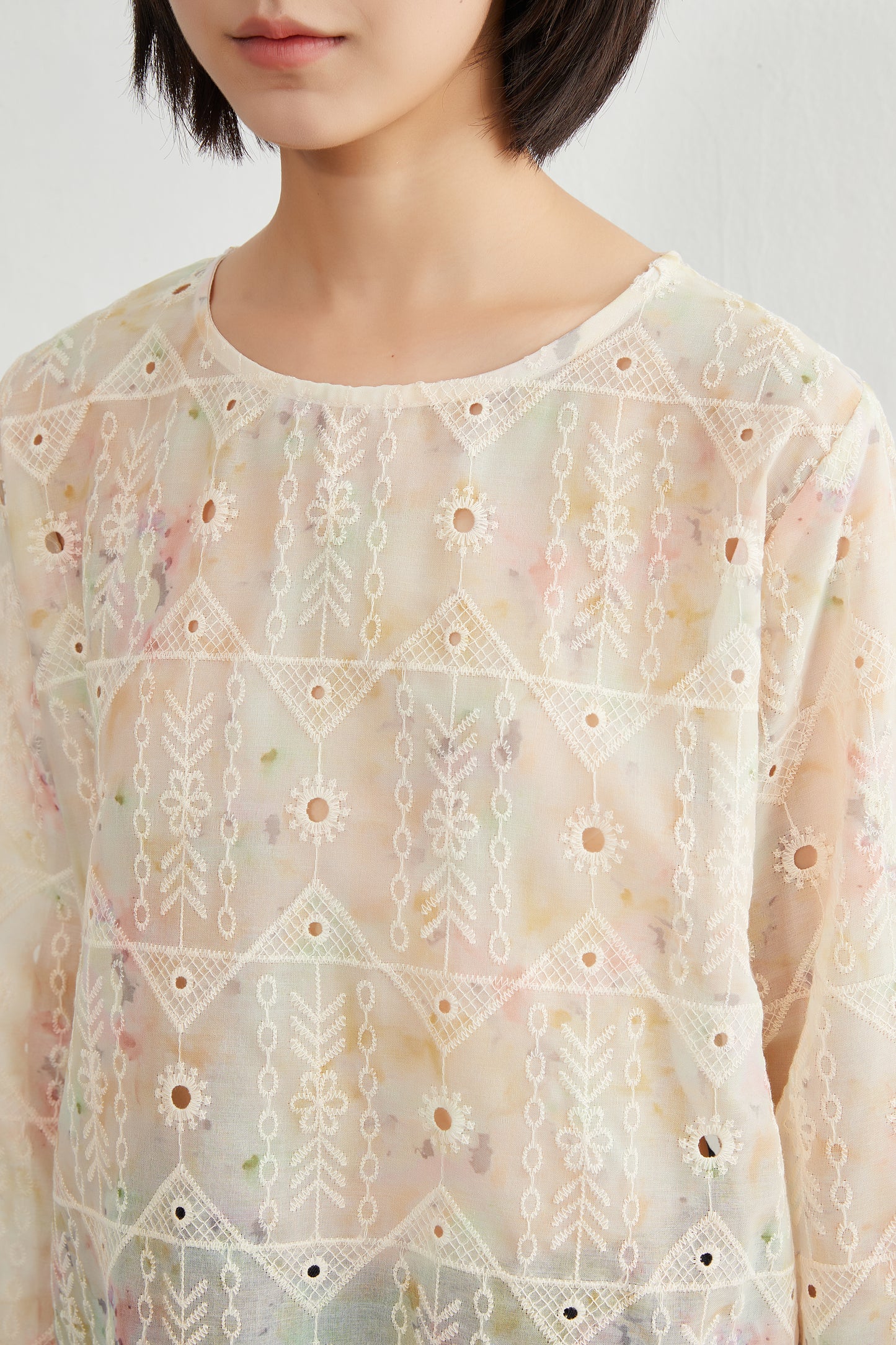KNGT627・むら染めスカラップ刺繍長袖ラウンドネックブラウス