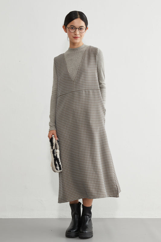 KNGT624・小紋柄風ジャカード織りVネックジャンパースカートポケット付き