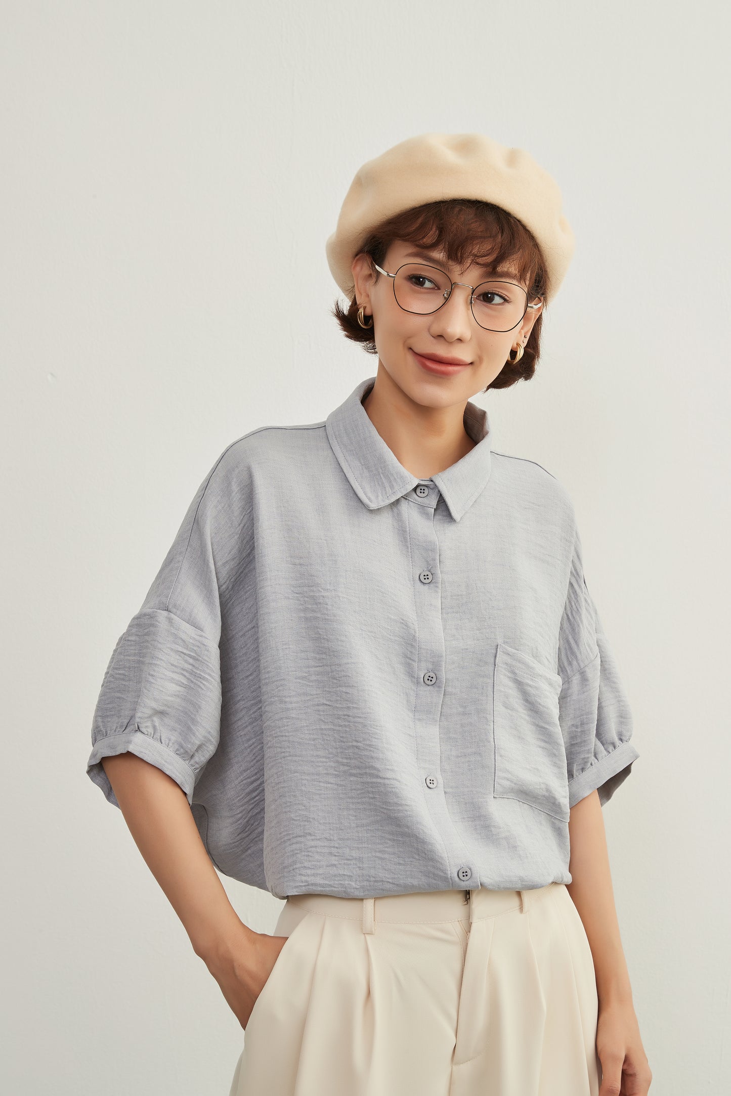KNXC403-ルーズフィット春夏ブラウス・シワ感素材アイロン不要・ゆるふわポケット・半袖シャツ・定番トップス