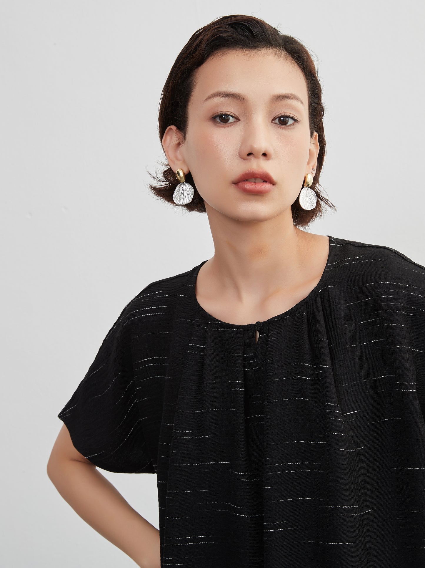 KNXO404-半袖タックワンピース・ゆとりシルエット・前開きライン入り素材ワンピ