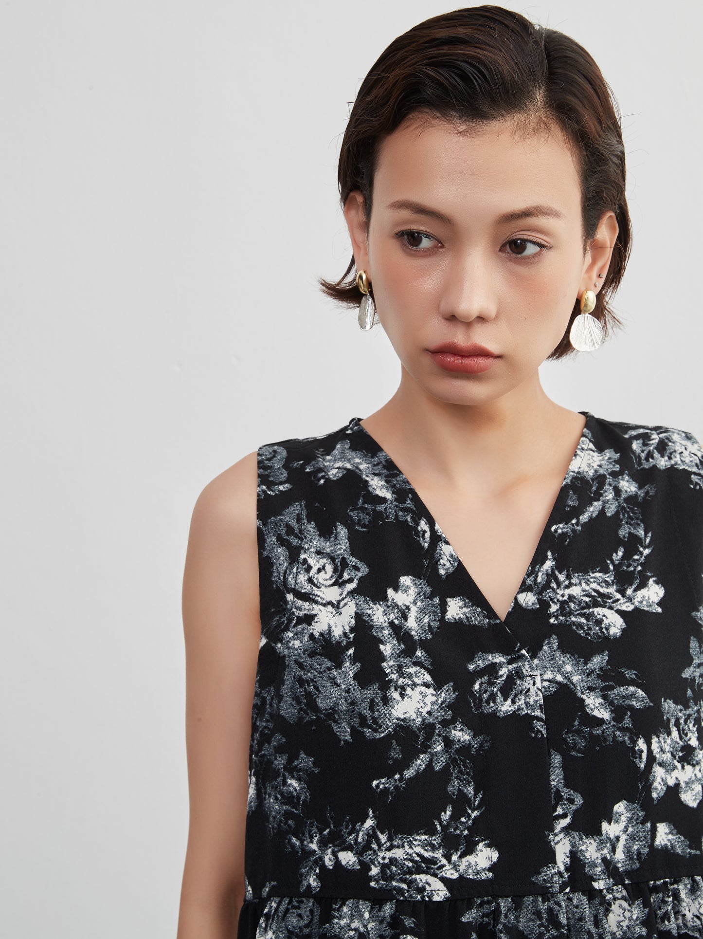 KNXO415-Tシャツやニットと合わせやすいフラワープリント・ノースリーブ・ワンピース