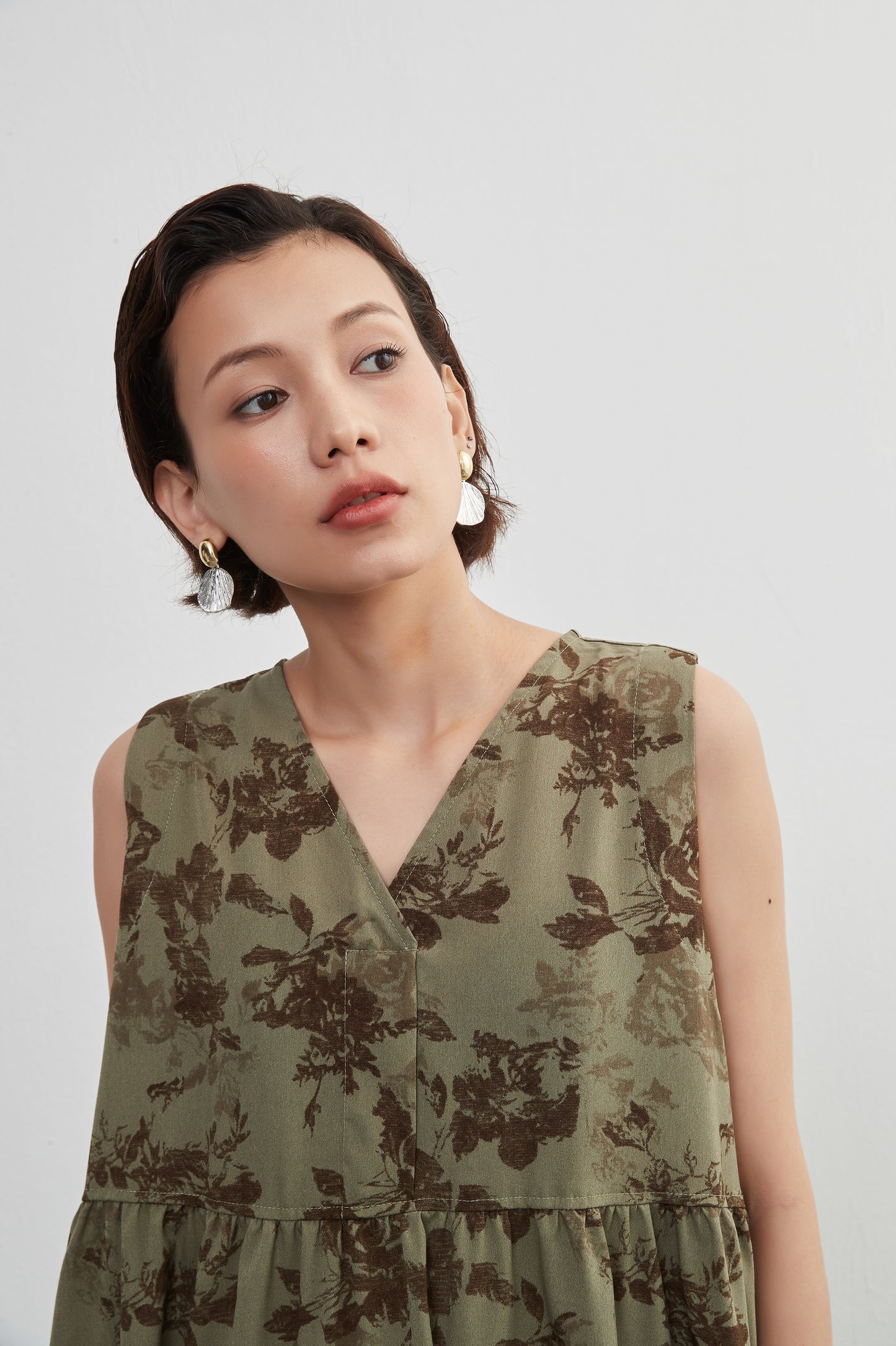 KNXO415-Tシャツやニットと合わせやすいフラワープリント・ノースリーブ・ワンピース