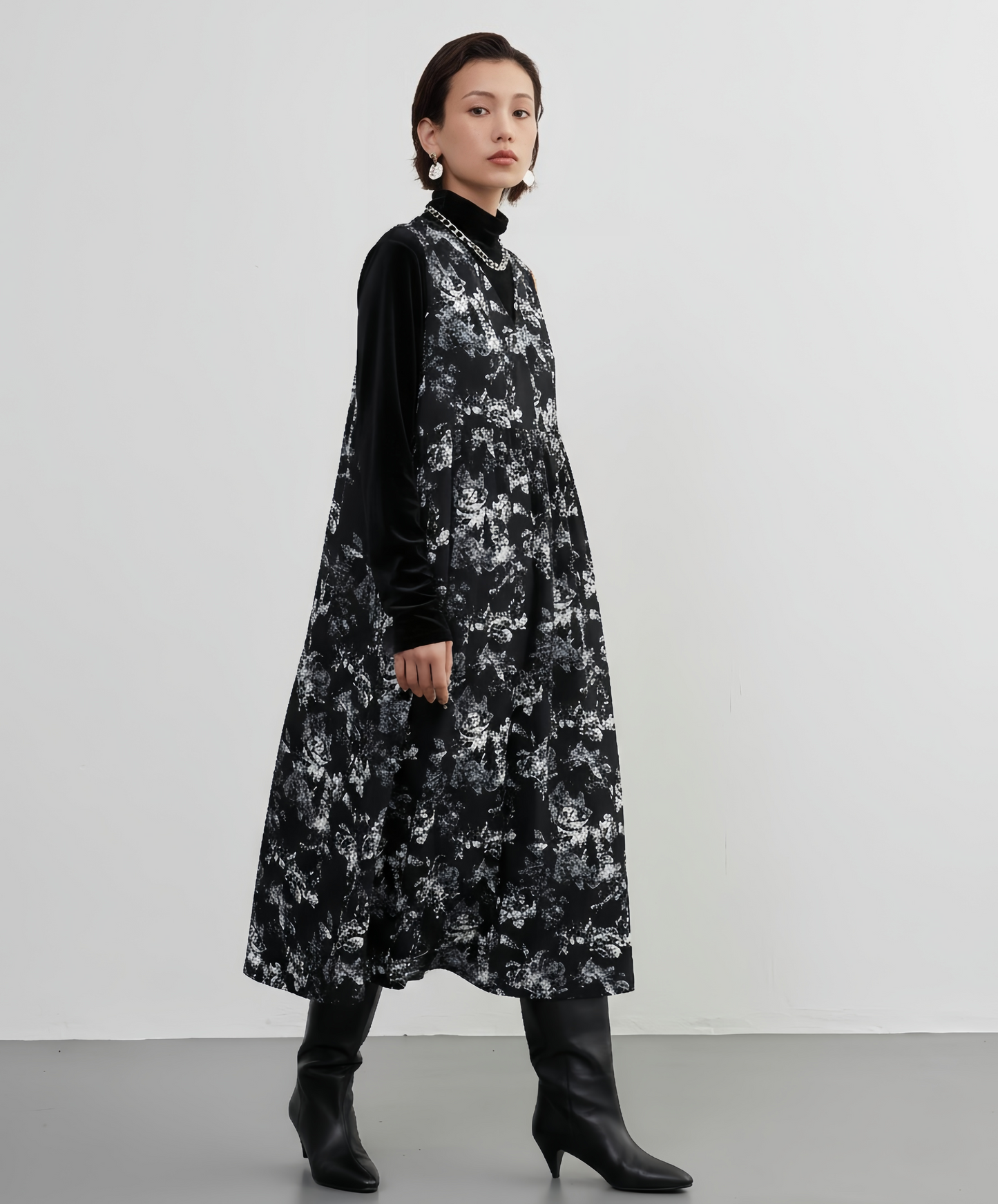 KNXO415 - Flower print sleeveless dress that goes well with T-shirts and knitwear