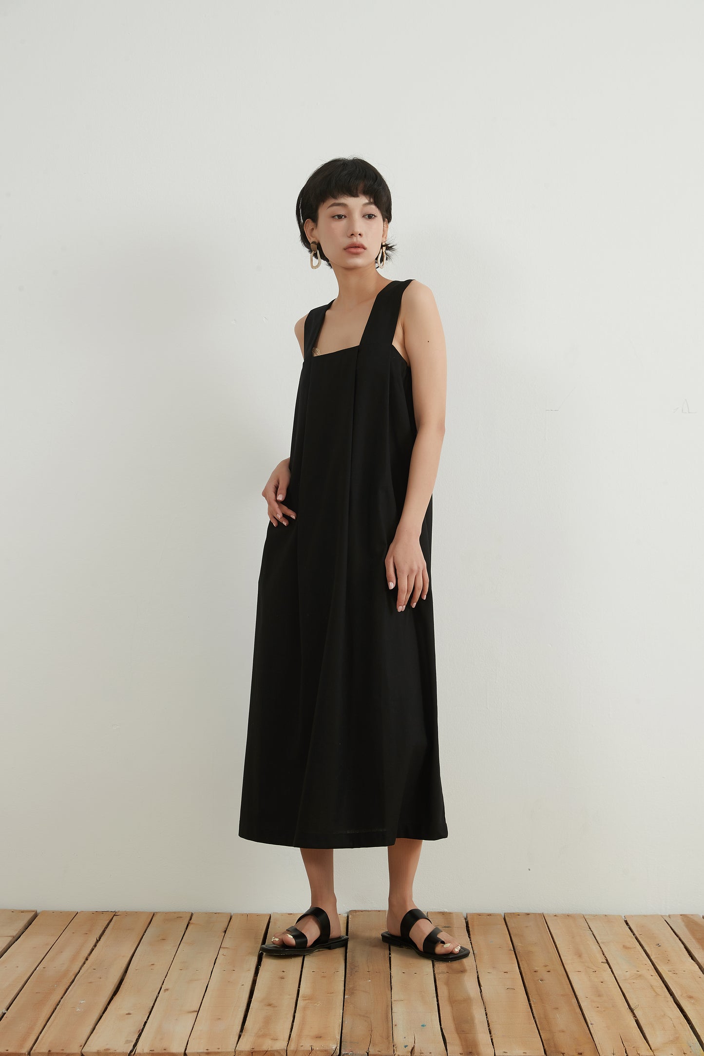 KNNO323・リネンミックス・ノースリーブ・ワンピース・肩ベルト・タック夏・天然素材