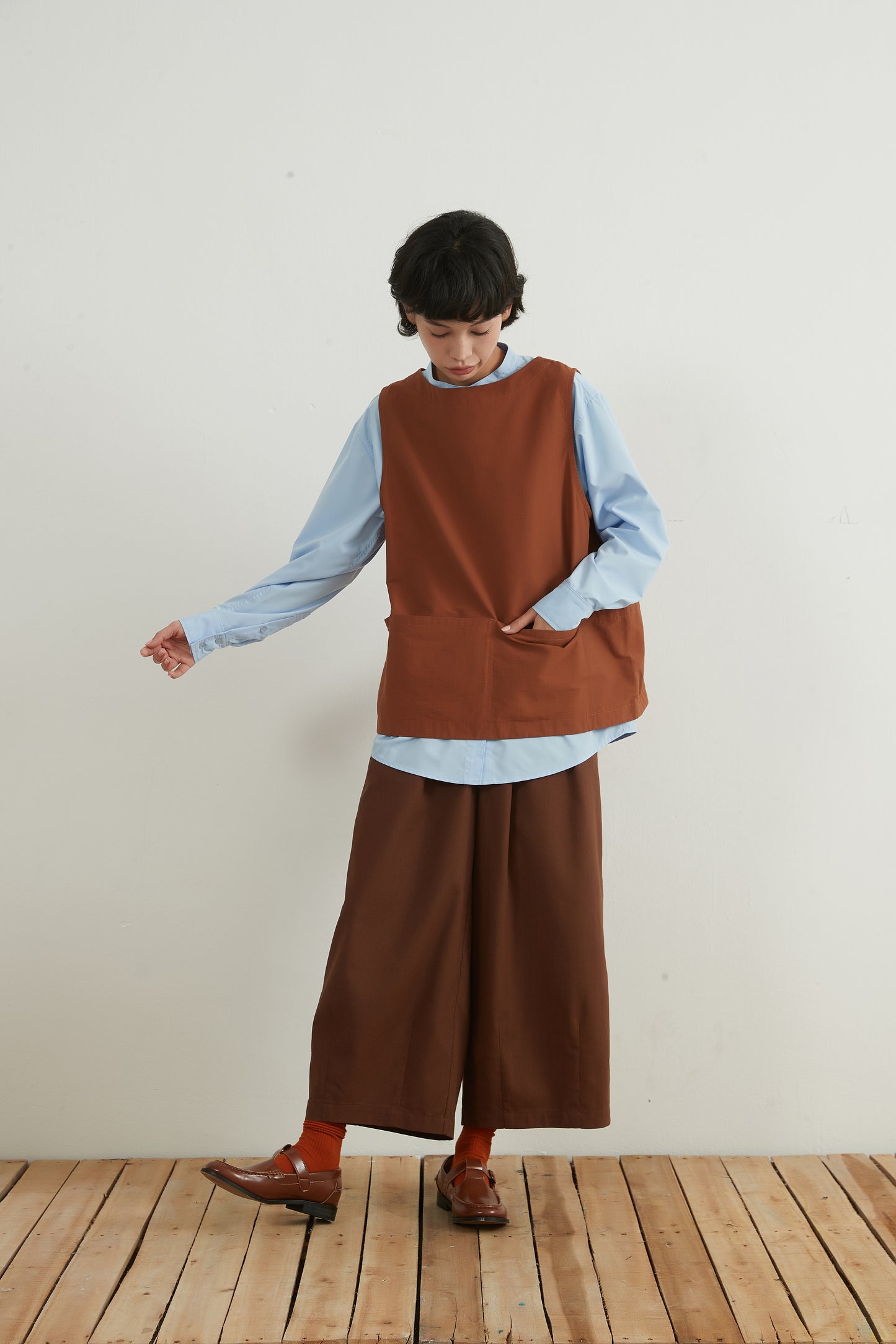 KNNP307・綿麻混ウェストゴムタックワイドパンツ・コクーンシルエットパンツ