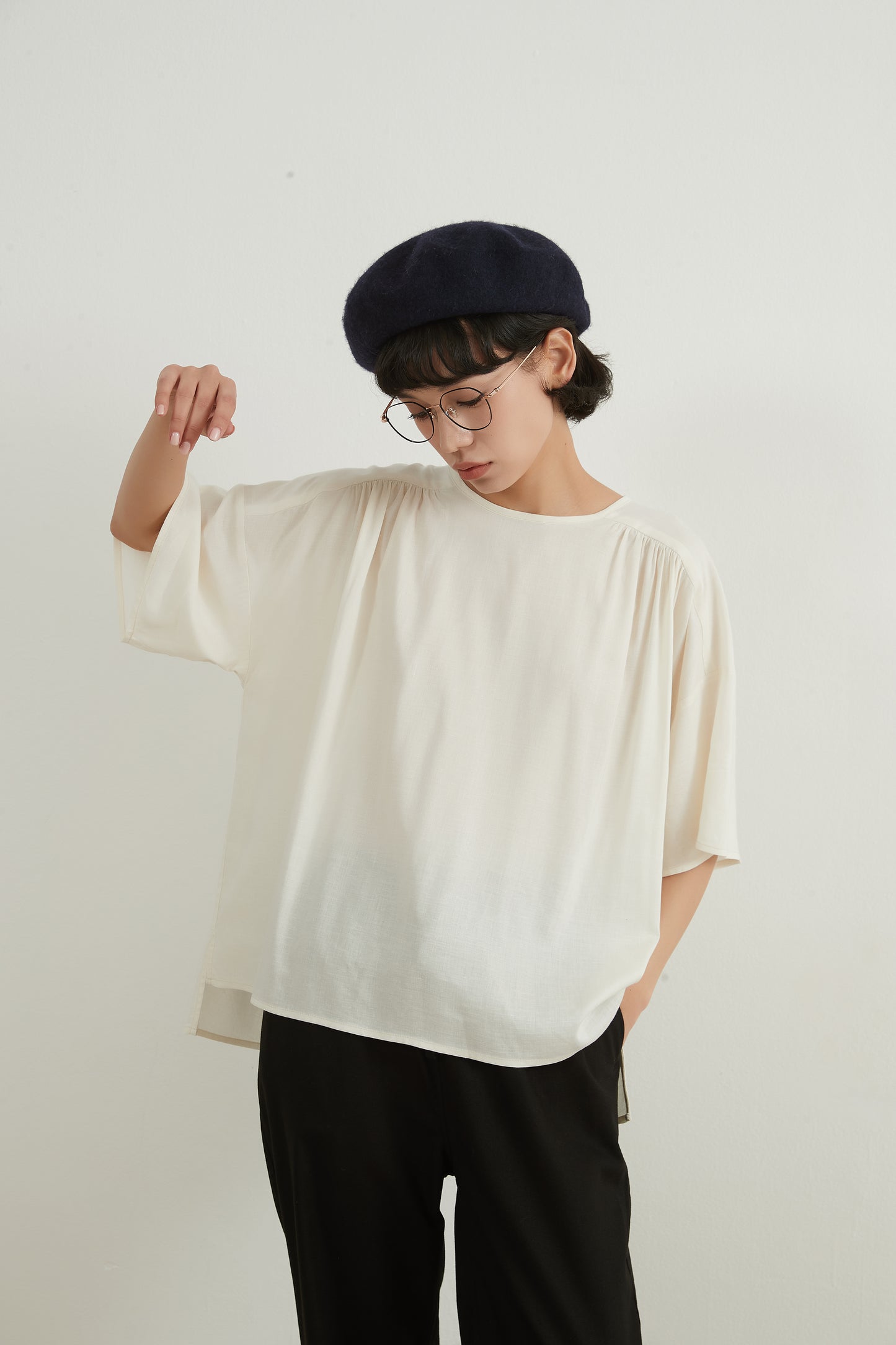 COTTON LINEN GATHERED SHORT SLEEVE TOP リネンコットンギャザー半袖トップシェルボタン付きリボン