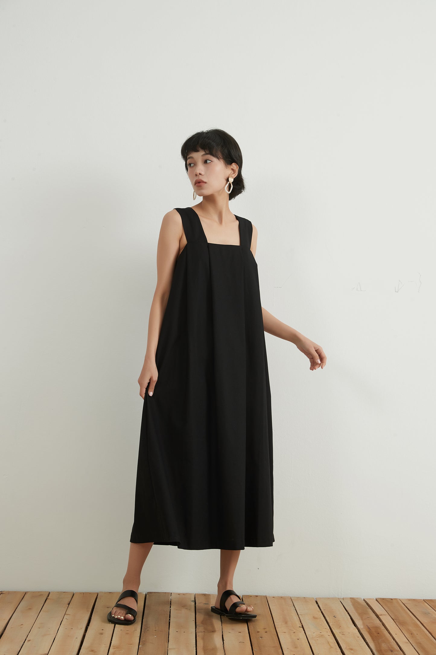KNNO323・リネンミックス・ノースリーブ・ワンピース・肩ベルト・タック夏・天然素材