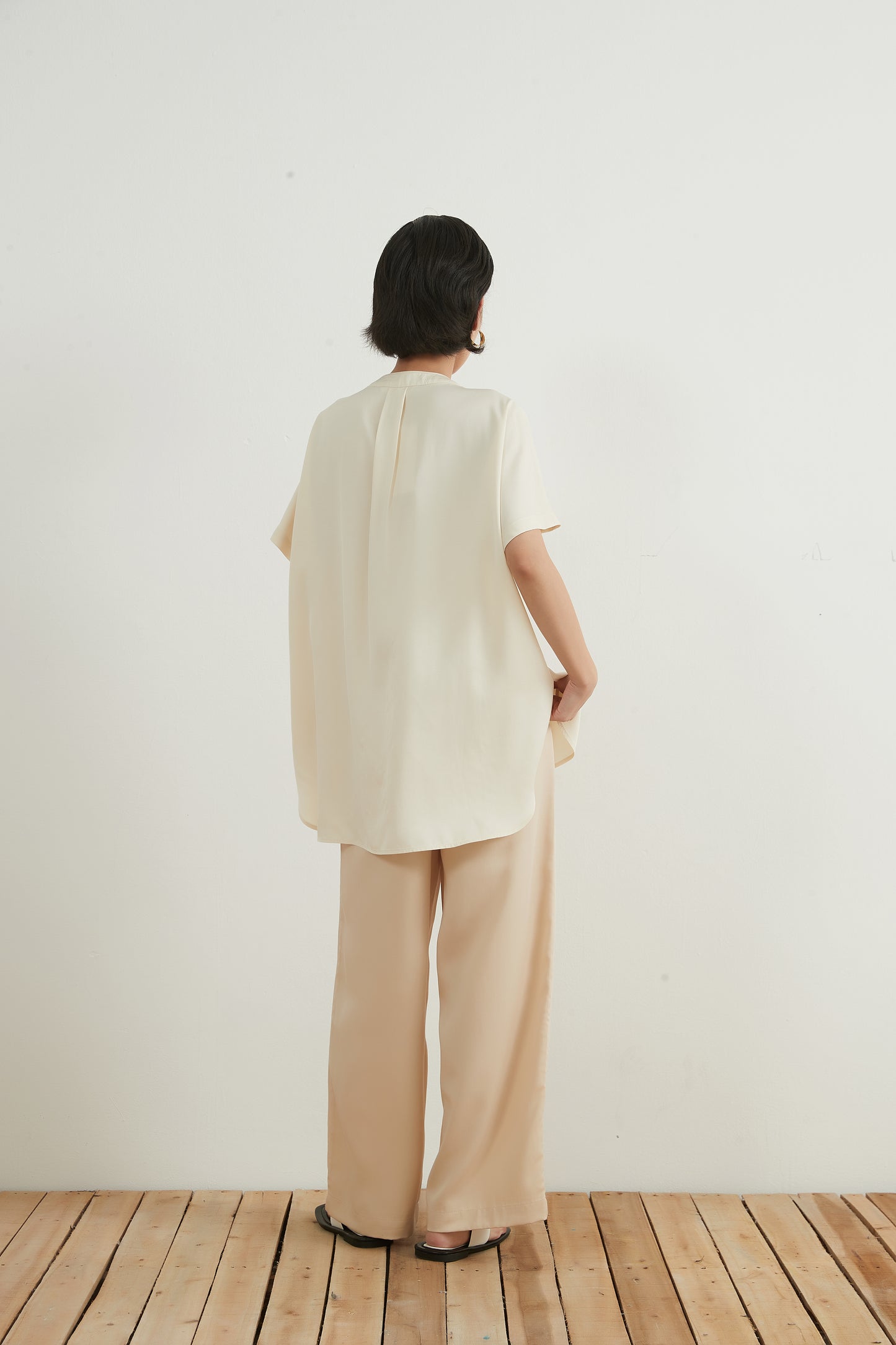 KNNC320・ツヤレーヨン比翼プラケット半袖ブラウスきれいめカジュアル
