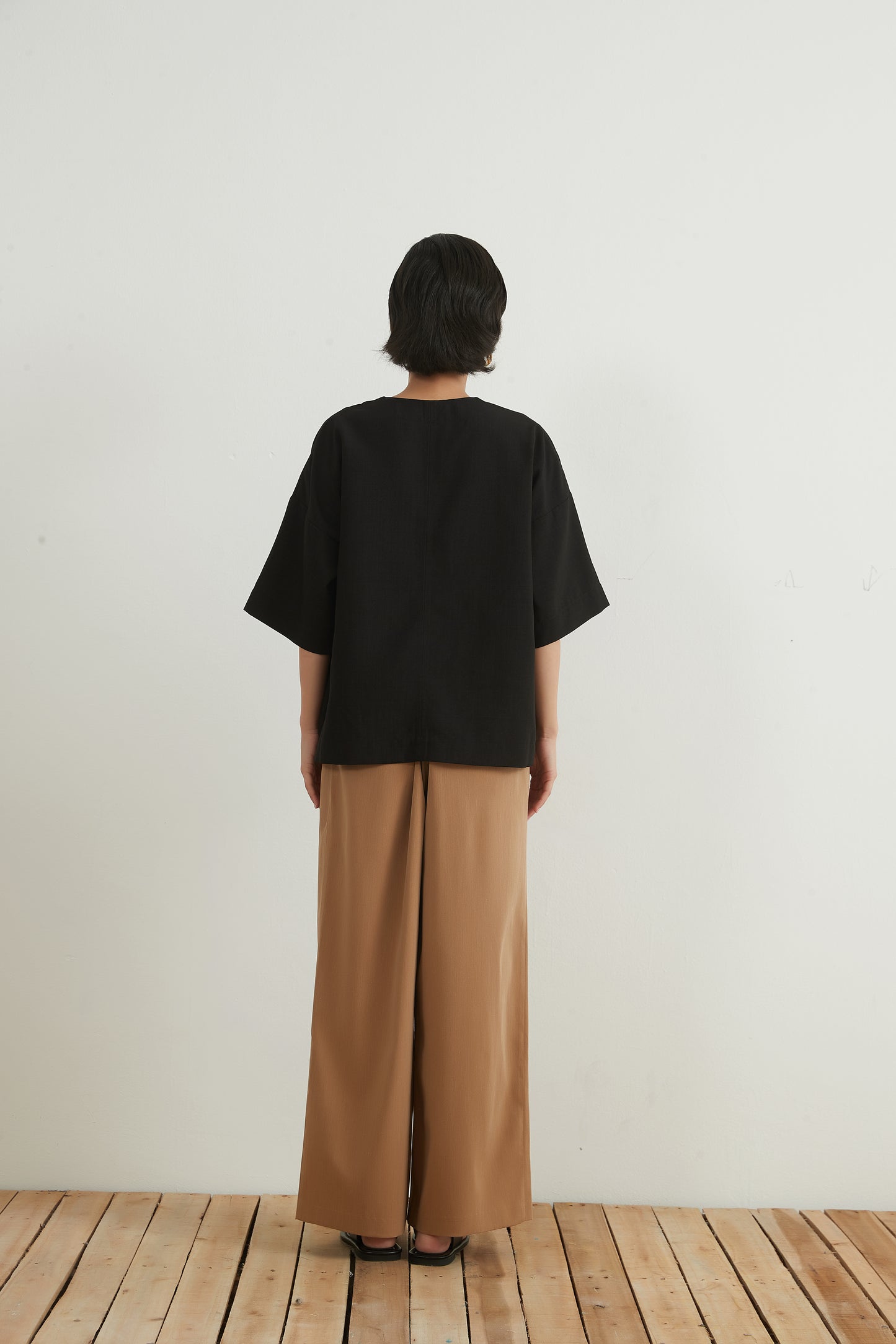 KNNT318・ リネンタッチシンプルセンターシーム半袖トップミニマルスタイル