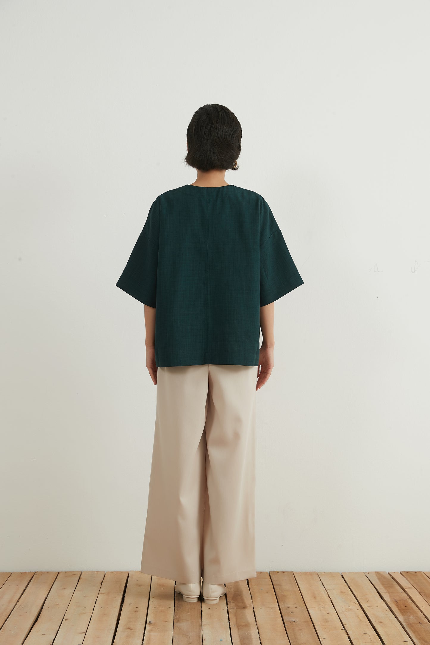 KNNT318・ リネンタッチシンプルセンターシーム半袖トップミニマルスタイル