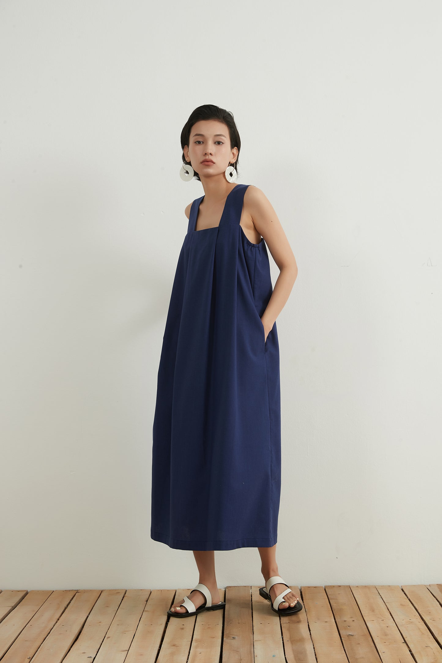 KNNO323・リネンミックス・ノースリーブ・ワンピース・肩ベルト・タック夏・天然素材