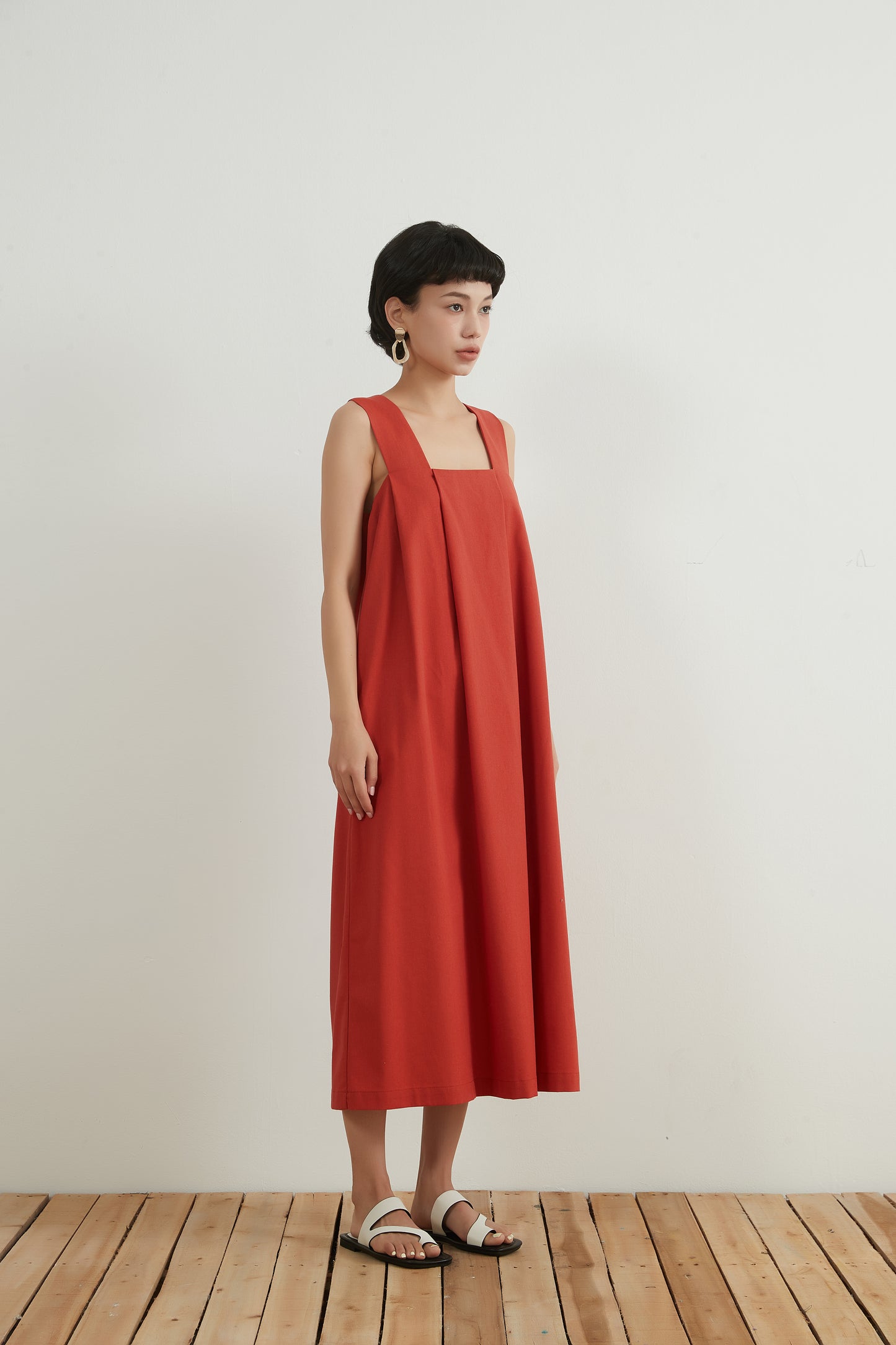 KNNO323・リネンミックス・ノースリーブ・ワンピース・肩ベルト・タック夏・天然素材
