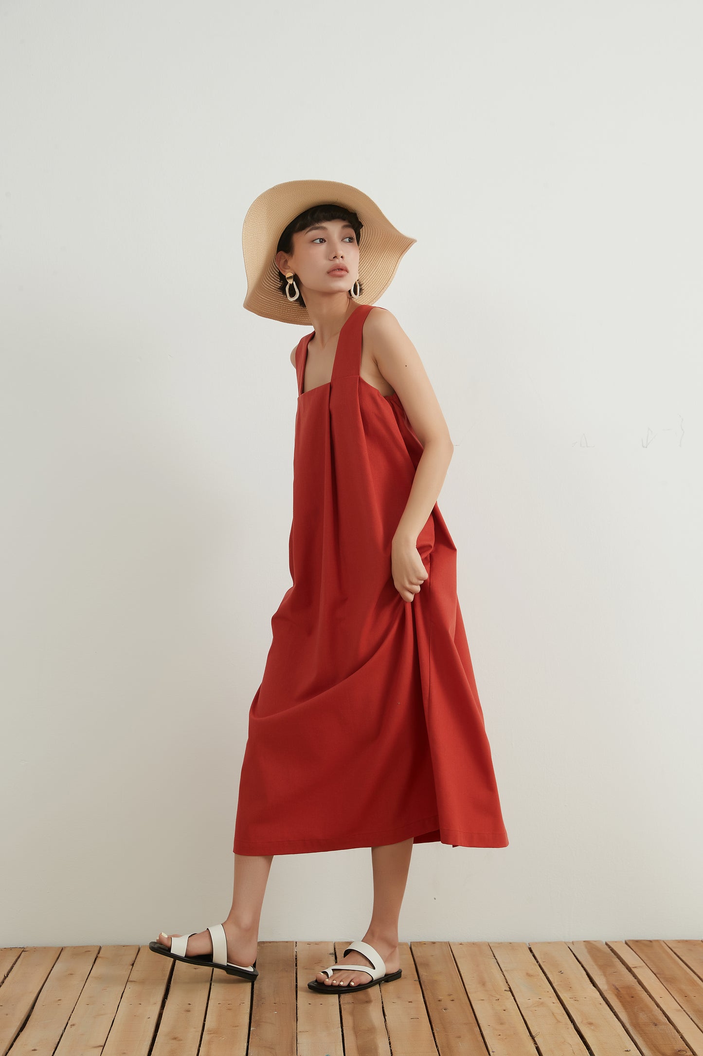 KNNO323・リネンミックス・ノースリーブ・ワンピース・肩ベルト・タック夏・天然素材